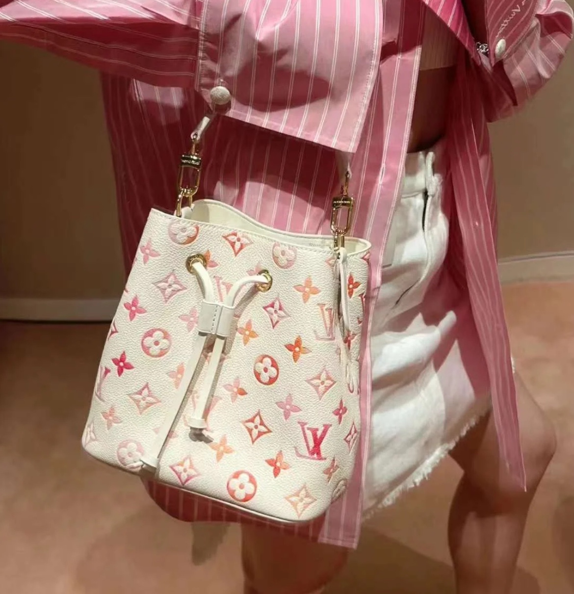 Louis Vuitton LV NeoNoe sacs Sac Seau Rouge M24649