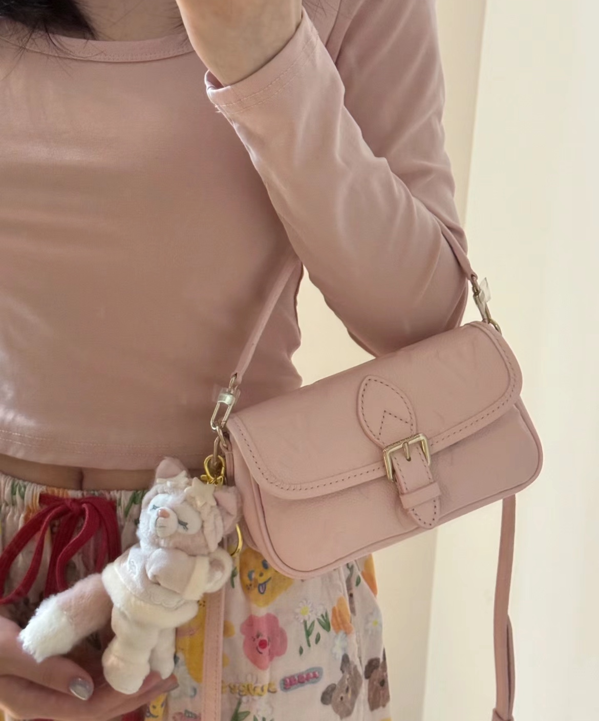 NO:551384,[Nano Diane baguette handbag] M83300 83566 cherry blossom pink (embossed) model picture,19860909【Nano Diane 法棍手袋】M83300 83566 樱花粉（压花）模特图,,Bag
