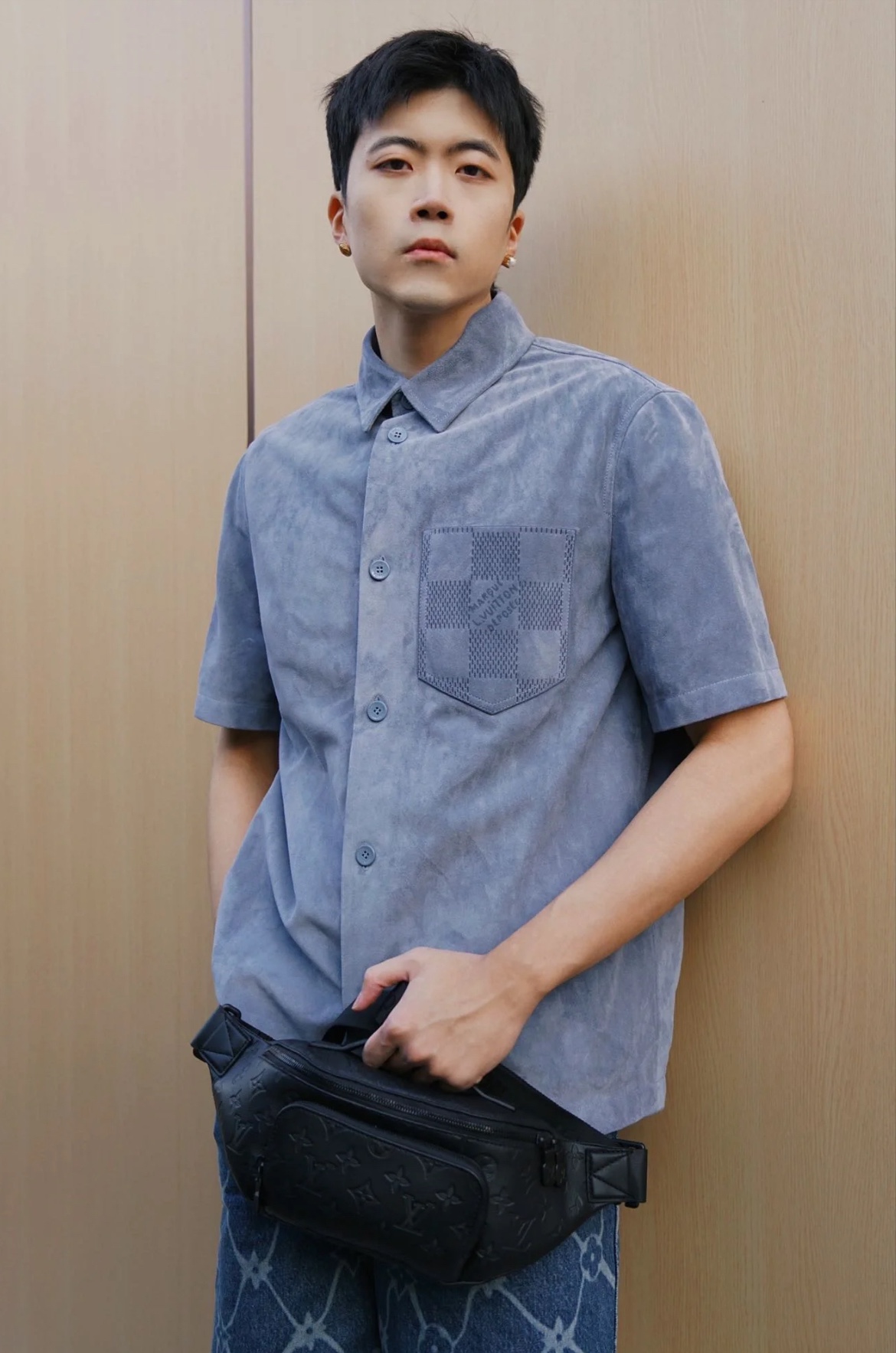 【Rush Bumbag 腰包】M47058 黑色 （条纹压花）模特图