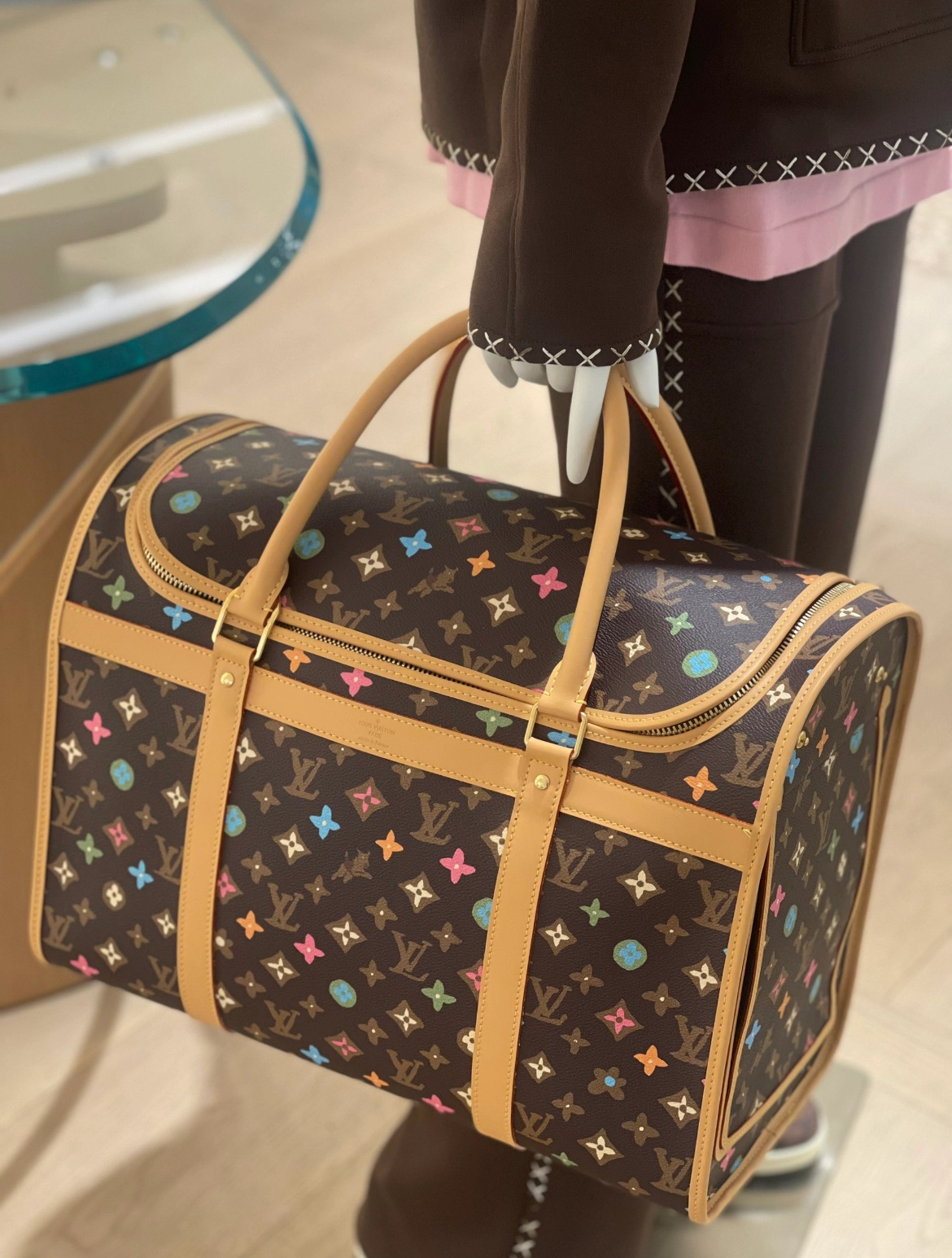 Louis Vuitton Dog bag pet boxM47066 brown color (Tyler co-branded) model picture