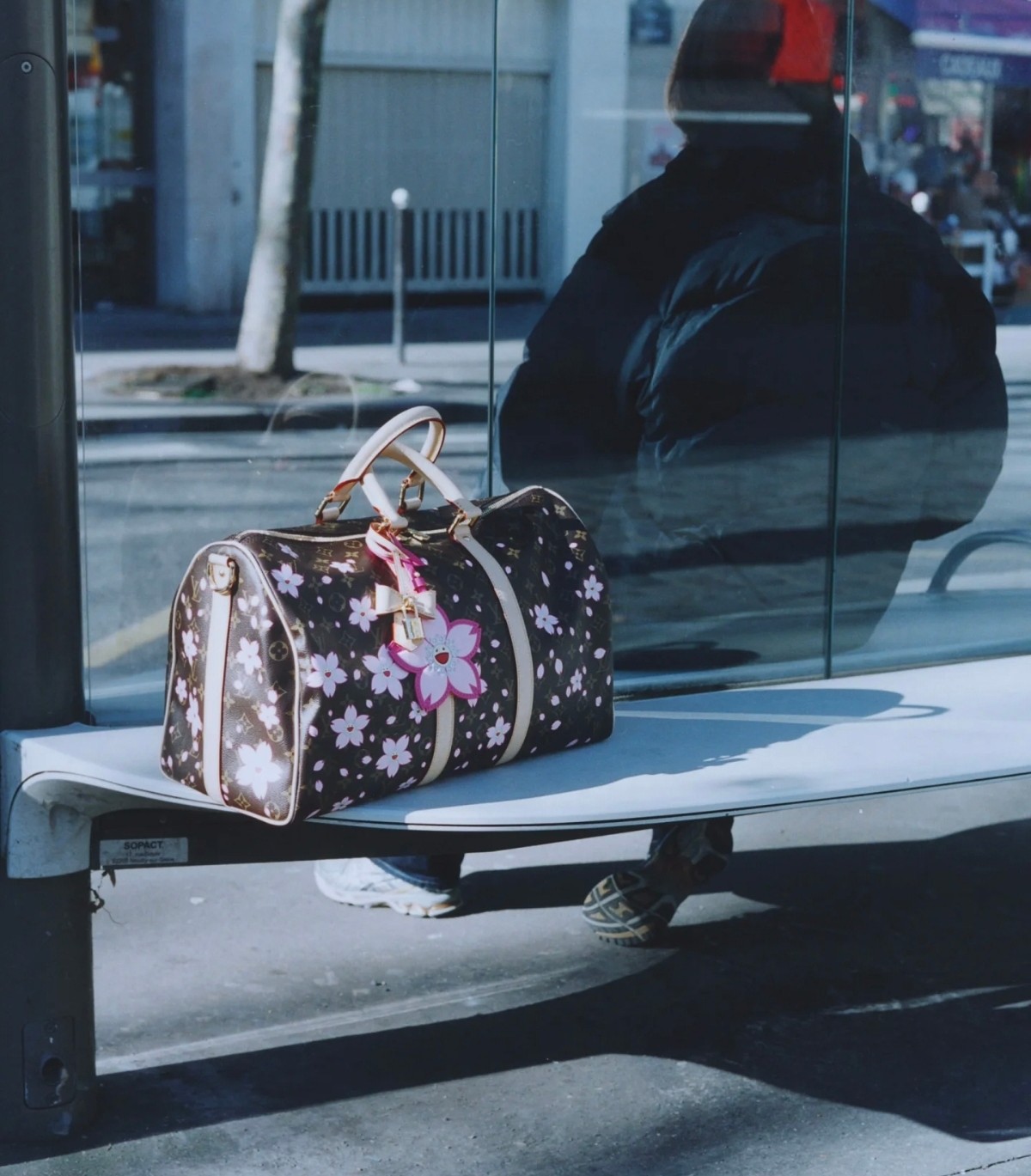 NO:621013,[Keeall Bandoulière 45 Travel Bag] M13752 Presbyopia/Sakura (Takashi Murakami) Model Picture,19860909【Keeall Bandoulière 45 旅行袋】M13752 老花/樱花（村上隆） 模特图,,Bag