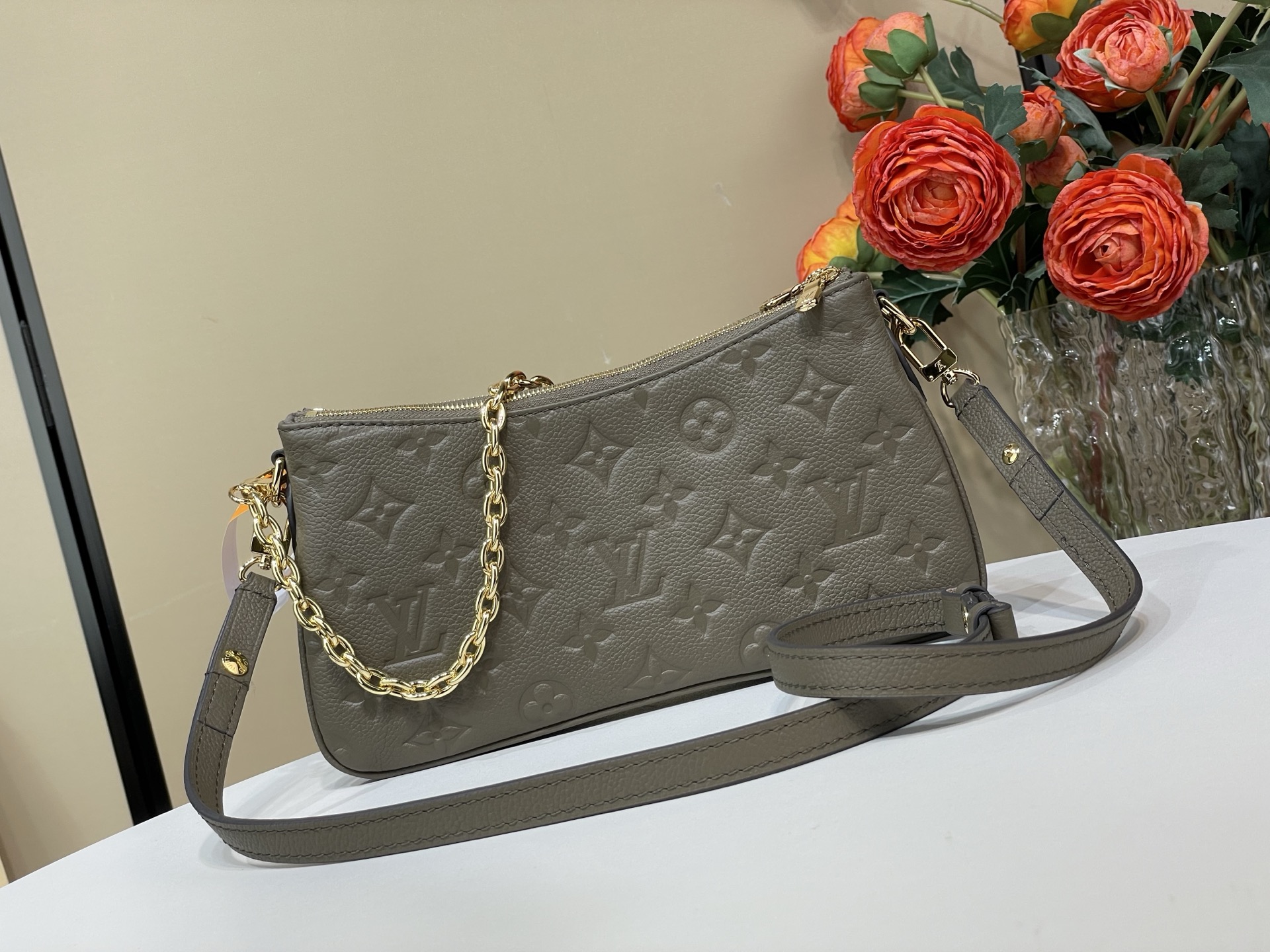 【顶级原单】【Pochette Liv 手袋】m83008 25816 烟熏灰绿色 (压花) Pochette Liv的