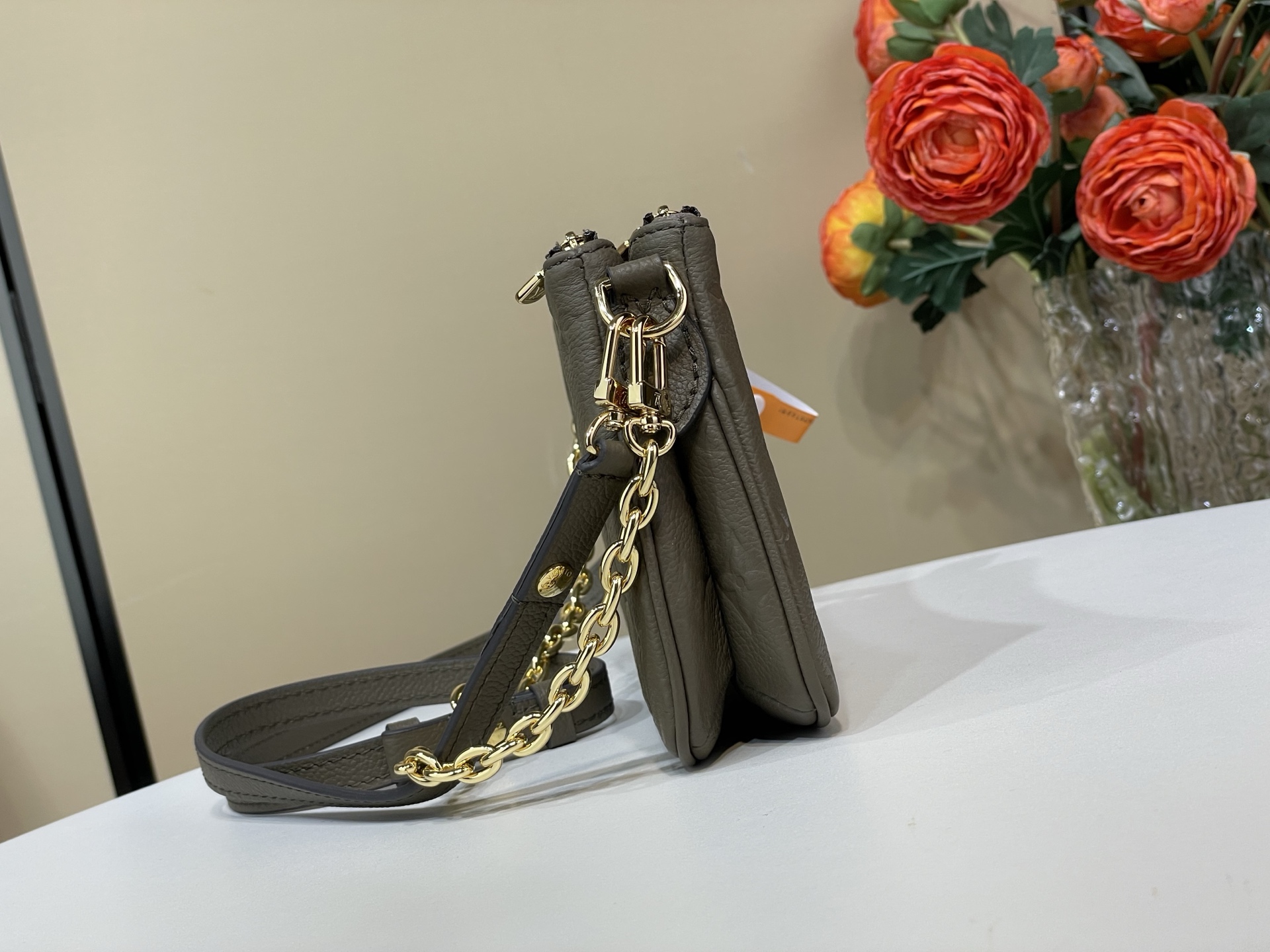【顶级原单】【Pochette Liv 手袋】m83008 25816 烟熏灰绿色 (压花) Pochette Liv的