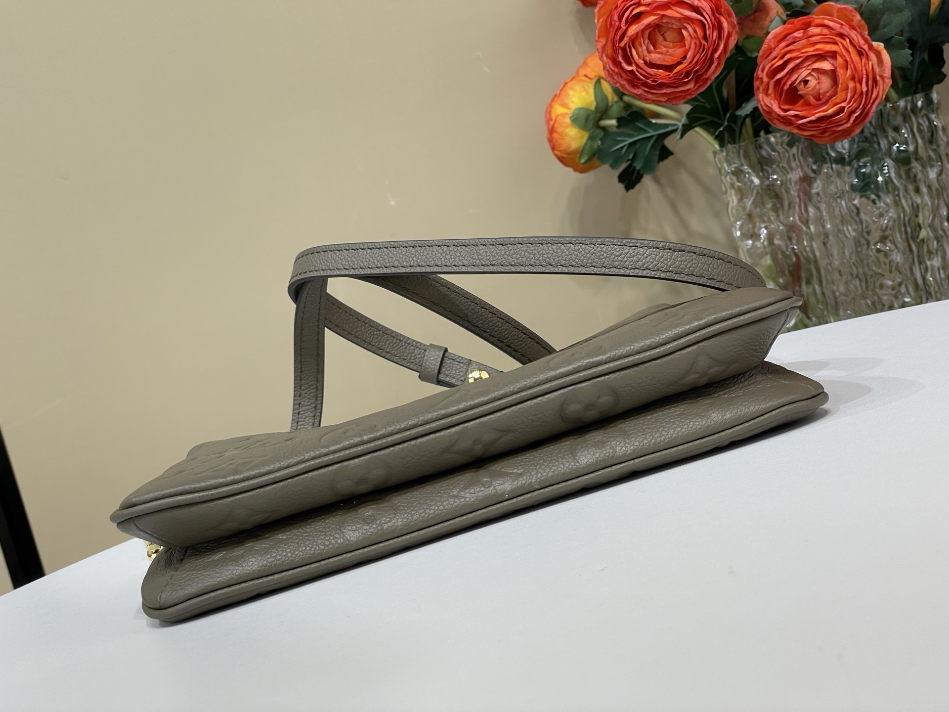 【顶级原单】【Pochette Liv 手袋】m83008 25816 烟熏灰绿色 (压花) Pochette Liv的