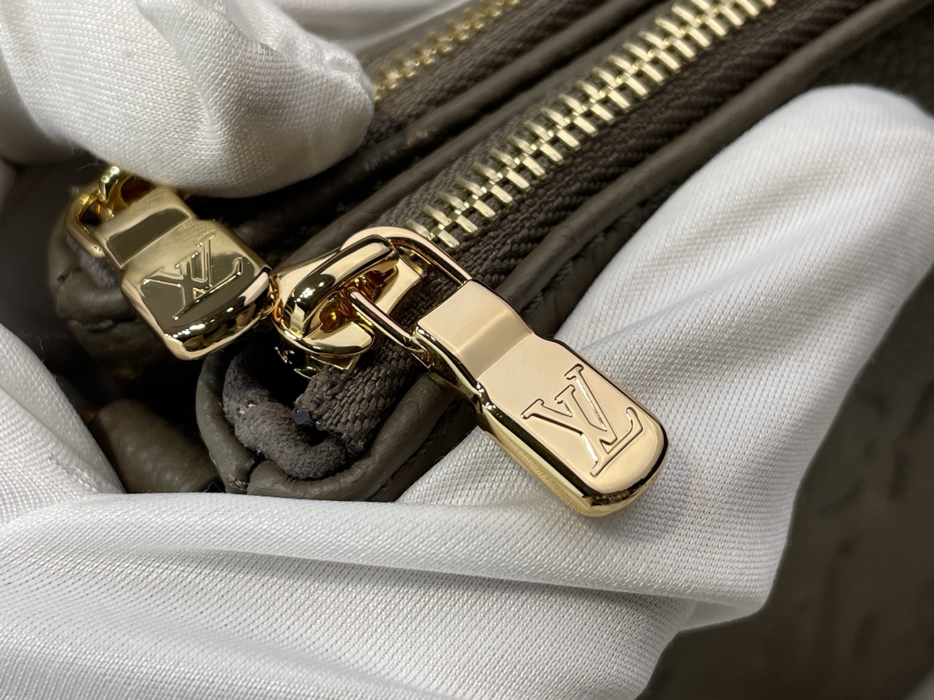 【顶级原单】【Pochette Liv 手袋】m83008 25816 烟熏灰绿色 (压花) Pochette Liv的