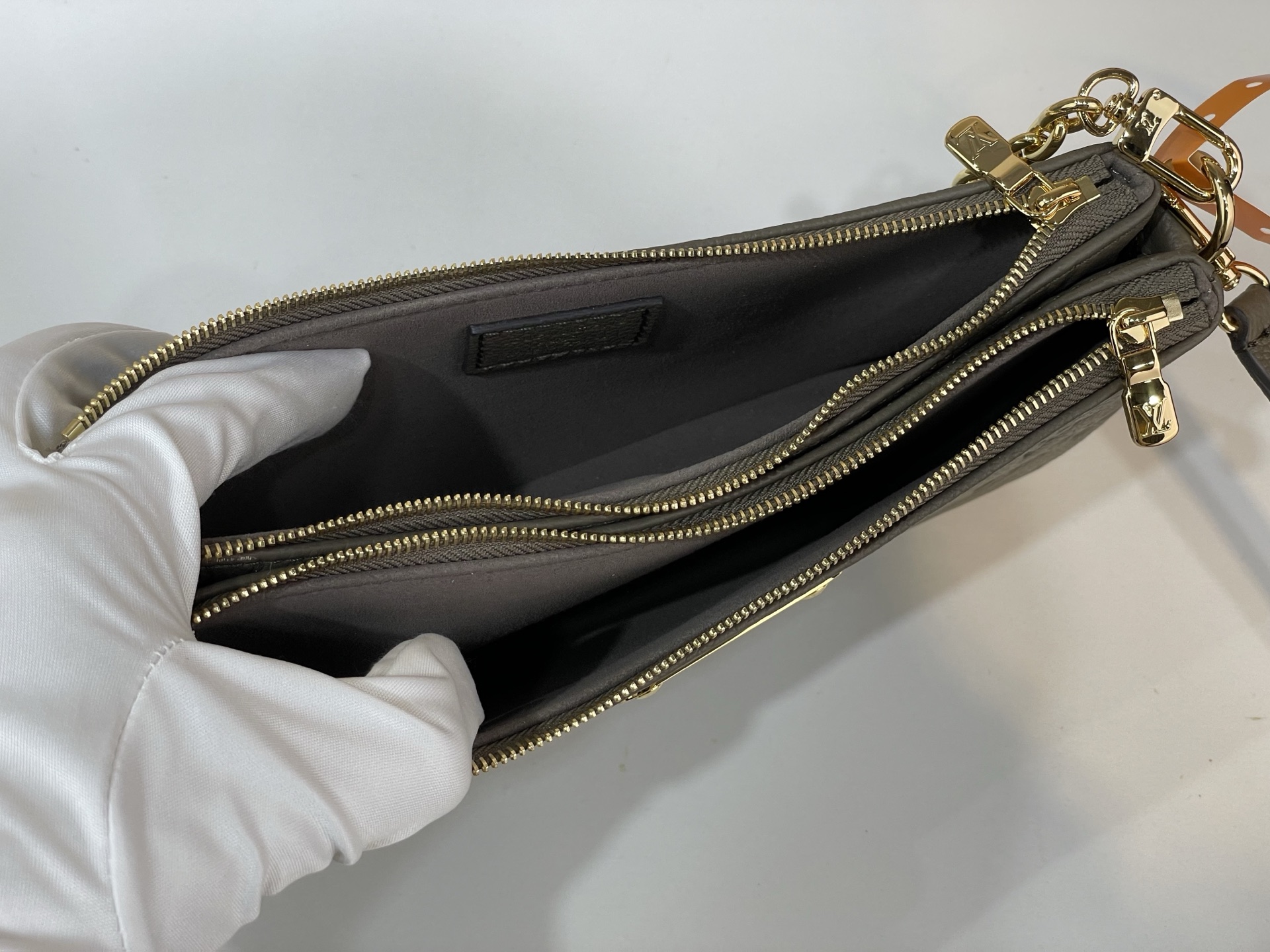 【顶级原单】【Pochette Liv 手袋】m83008 25816 烟熏灰绿色 (压花) Pochette Liv的