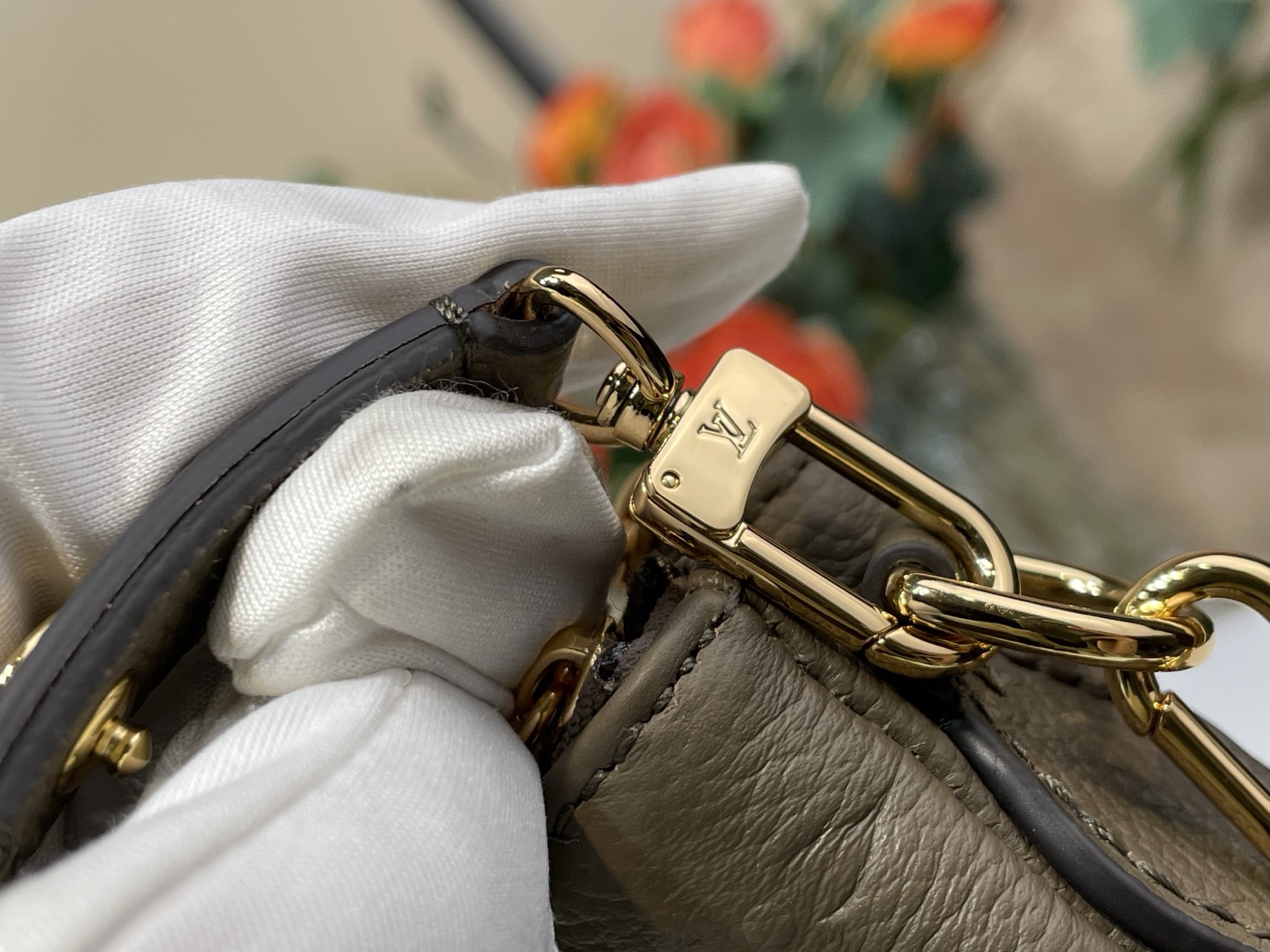 【顶级原单】【Pochette Liv 手袋】m83008 25816 烟熏灰绿色 (压花) Pochette Liv的