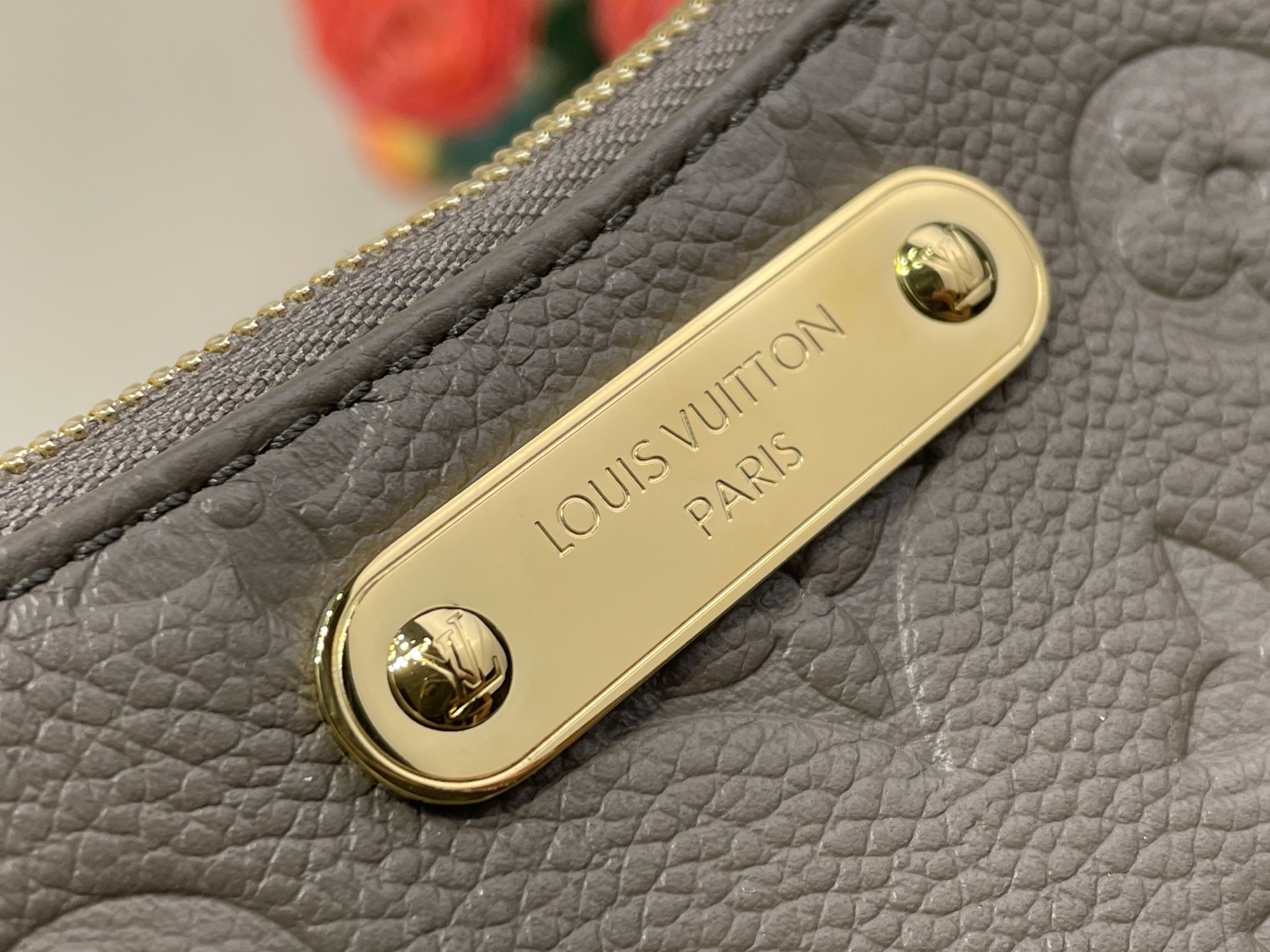 【顶级原单】【Pochette Liv 手袋】m83008 25816 烟熏灰绿色 (压花) Pochette Liv的