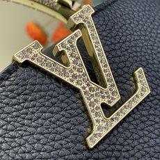 【顶级原单】【CAPUCINES 迷你手袋】 m14177 黑色/ 金色带钻手柄 本款 Capucines 迷你手袋出自 【顶级原单】【CAPUCINES 迷你手袋】 m14177 黑色/ 金色带钻手柄 本款 Capucines 迷你手袋出自