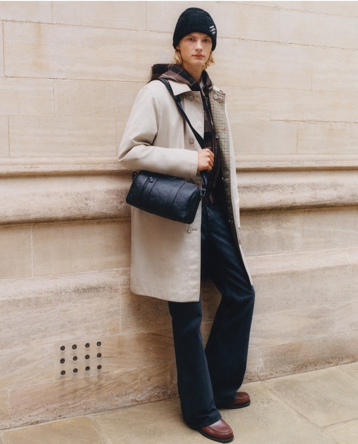 NO:602974,[City Keeall handbag] M26750 black 27184 dark green (stripe embossed) model picture,19860909【City Keeall 手袋】M26750 黑色 27184 深绿色（条纹压花） 模特图,,Bag