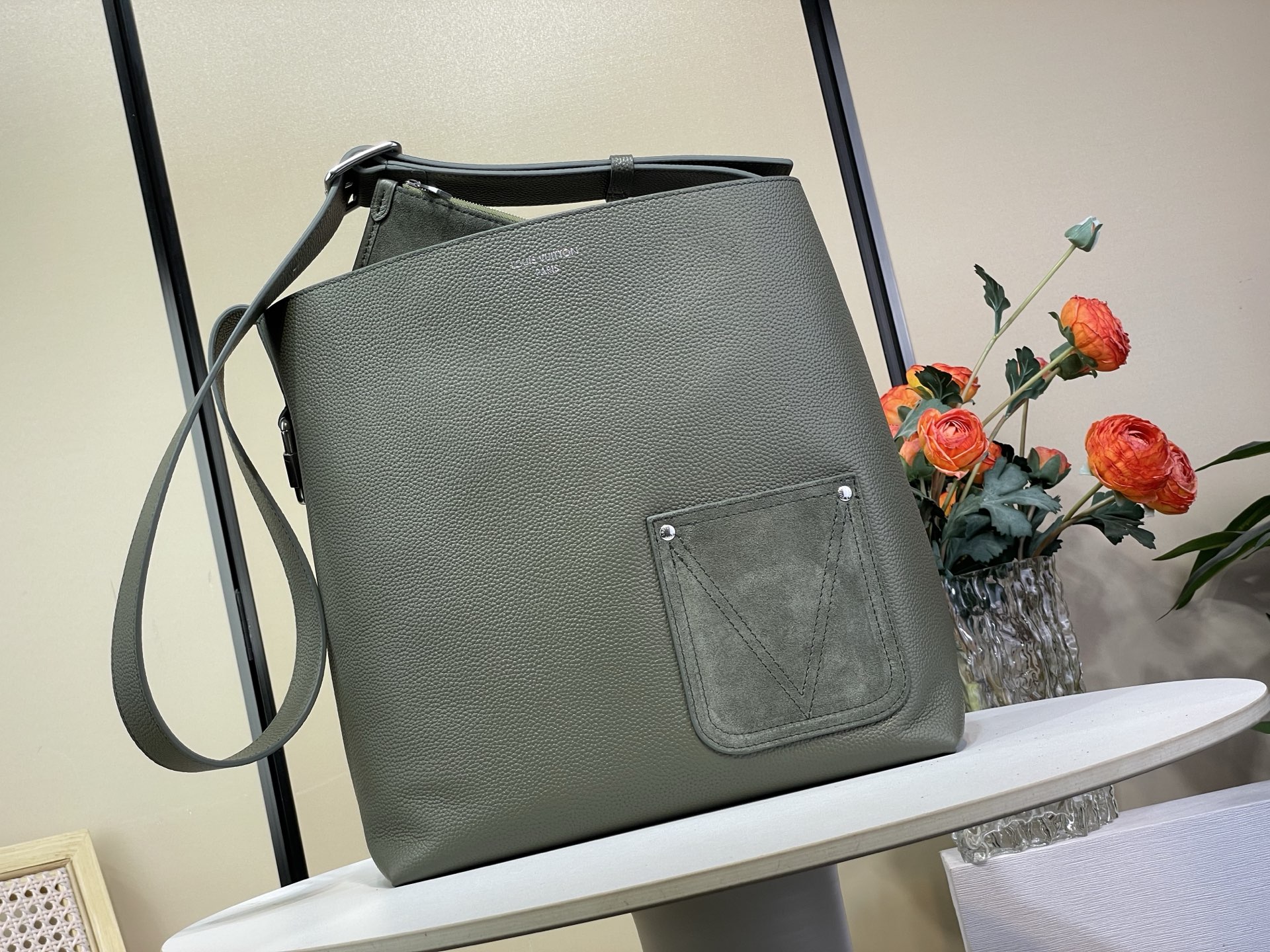 Louis Vuitton Verso Hobo Bag in Green Leather with Suede Pocket