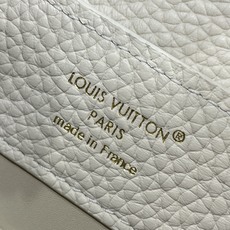 【顶级原单】【CAPUCINES 迷你手袋】 m14177 白色/ 金色带钻手柄 本款 Capucines 迷你手袋出自 【顶级原单】【CAPUCINES 迷你手袋】 m14177 白色/ 金色带钻手柄 本款 Capucines 迷你手袋出自