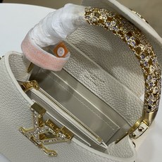【顶级原单】【CAPUCINES 迷你手袋】 m14177 白色/ 金色带钻手柄 本款 Capucines 迷你手袋出自 【顶级原单】【CAPUCINES 迷你手袋】 m14177 白色/ 金色带钻手柄 本款 Capucines 迷你手袋出自