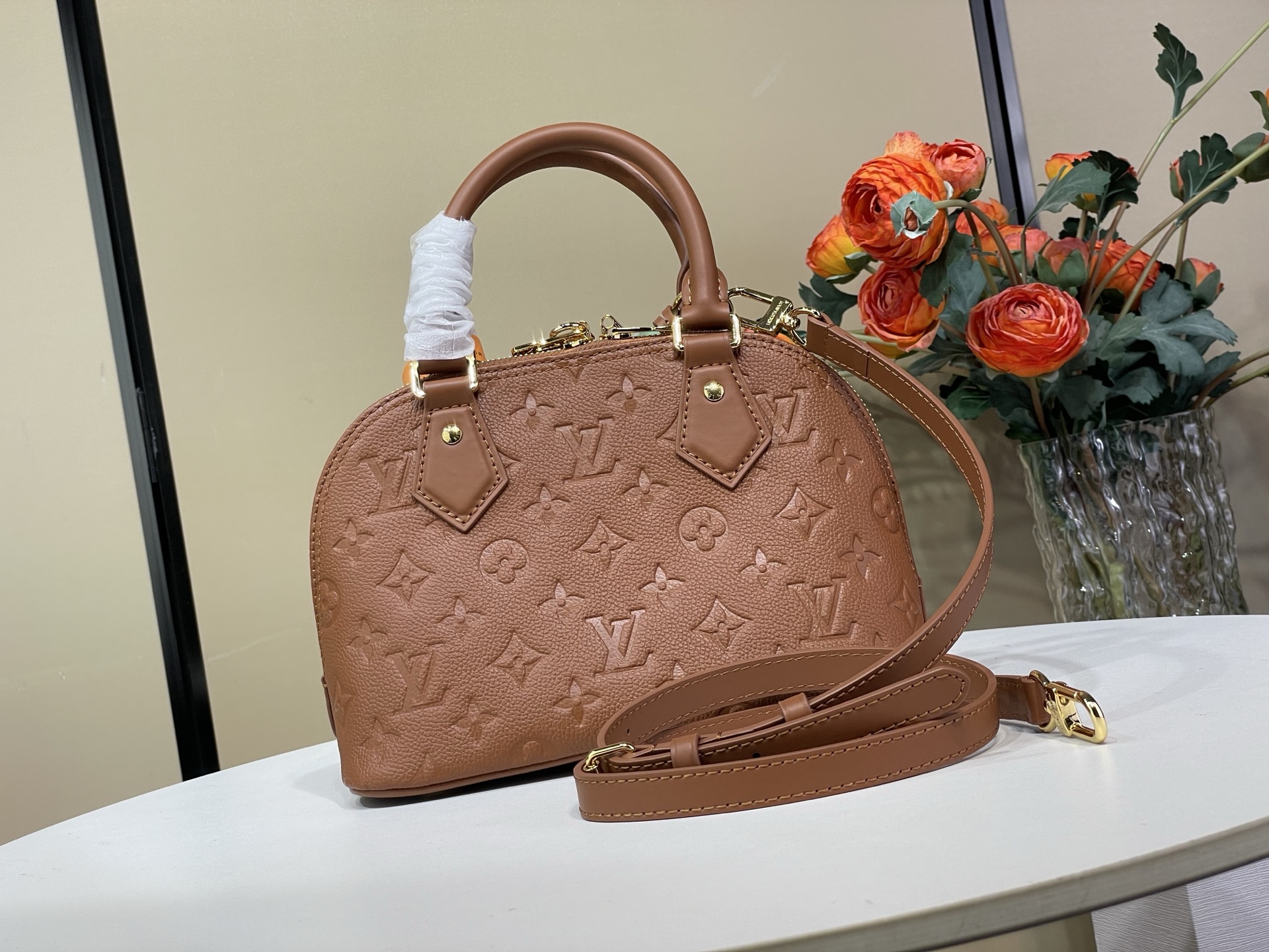 【Alma BB 手袋】M26409 黑色 28661 深棕色  2A357 白色 (压花) 散发着巴黎人优雅气息的阿尔