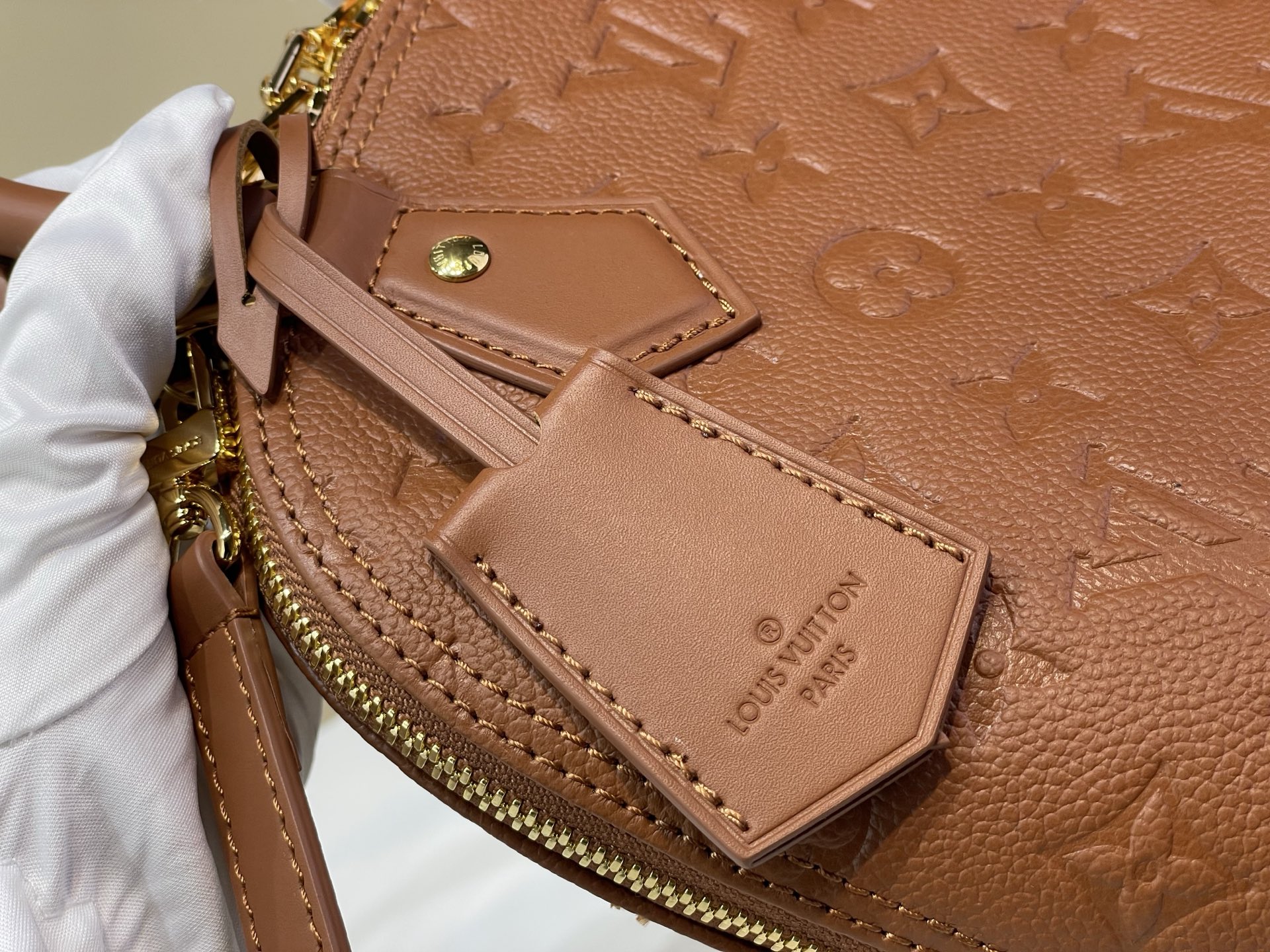 【Alma BB 手袋】M26409 黑色 28661 深棕色  2A357 白色 (压花) 散发着巴黎人优雅气息的阿尔