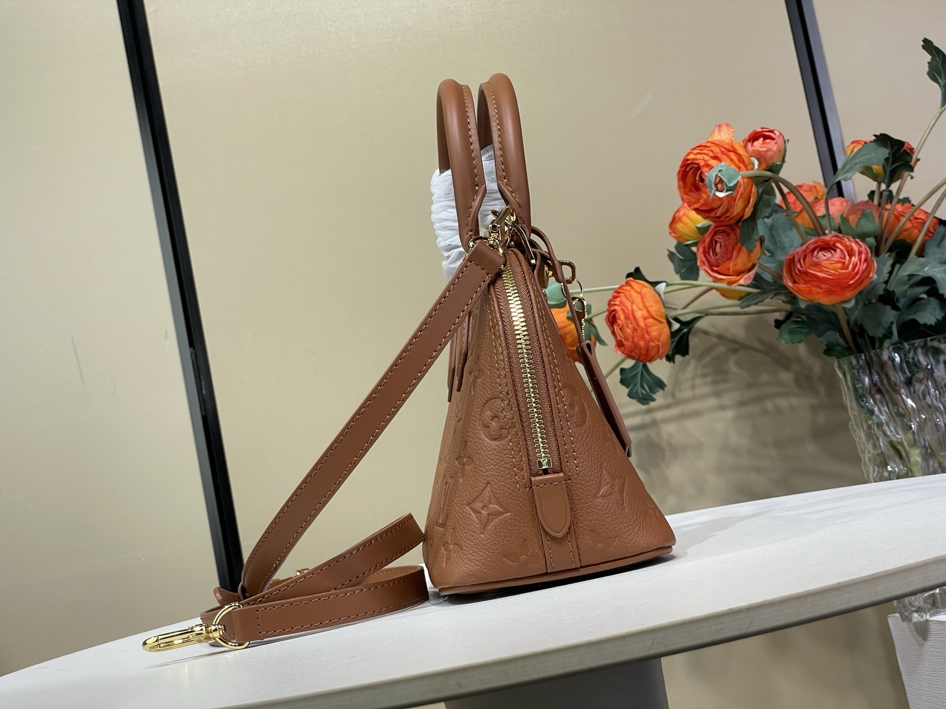 【Alma BB 手袋】M26409 黑色 28661 深棕色  2A357 白色 (压花) 散发着巴黎人优雅气息的阿尔