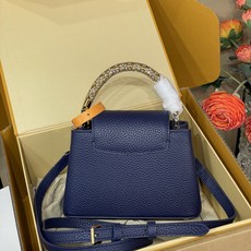 【顶级原单】【CAPUCINES 迷你手袋】 m14177 蓝色/ 金色带钻手柄 本款 Capucines 迷你手袋出自 【顶级原单】【CAPUCINES 迷你手袋】 m14177 蓝色/ 金色带钻手柄 本款 Capucines 迷你手袋出自