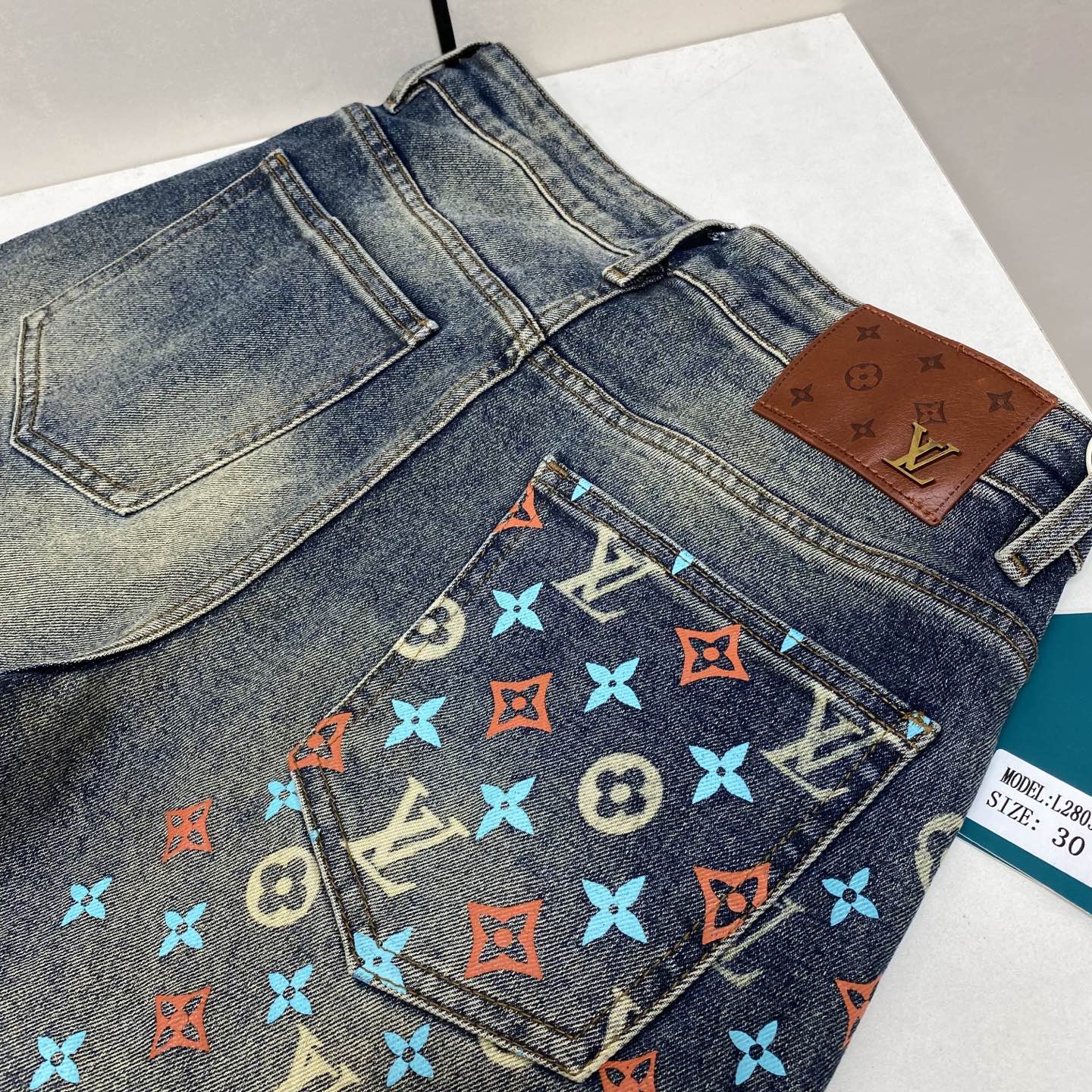 【顶级版本】💰160。2025秋冬欧洲专柜新款 超A代购级别海外贸易公司订单货源,顶级原单高端男士定制时尚修身小直筒牛仔裤2803
颜色:重工艺炒沙洗水,图片色
尺码:29-40
面料:丹宁水洗牛仔裤!奢华体验.客供贸易渠道,简约魅力的经典裤装采用客供丹宁牛仔 质感厚实舒适及透气效果也非常的好。高品质工艺化的裁剪堪称一流,整体非常精致,内外兼修铐边设计严丝合缝,运用聚股械针封边工艺彰显品牌奢华内在魅力品牌Logo字眼饱满厚实,凿刻型钮扣厚实严谨,给本平庸无奇的裤装带来了全新时尚品味!
辅料:三标齐全