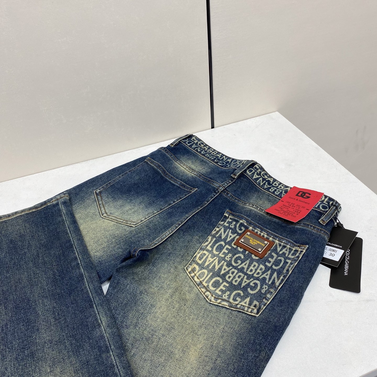 【顶级版本】💰155 2025秋冬欧洲专柜新款 超A代购级别海外贸易公司订单货源,顶级原单高端男士定制时尚修身小直筒牛仔裤2801
颜色:重工艺炒沙洗水,图片色
尺码:29-40
面料:丹宁水洗牛仔裤!奢华体验.客供贸易渠道,简约魅力的经典裤装采用客供丹宁牛仔 质感厚实舒适及透气效果也非常的好。高品质工艺化的裁剪堪称一流,整体非常精致,内外兼修铐边设计严丝合缝,运用聚股械针封边工艺彰显品牌奢华内在魅力品牌Logo字眼饱满厚实,凿刻型钮扣厚实严谨,给本平庸无奇的裤装带来了全新时尚品味!
辅料:三标齐全