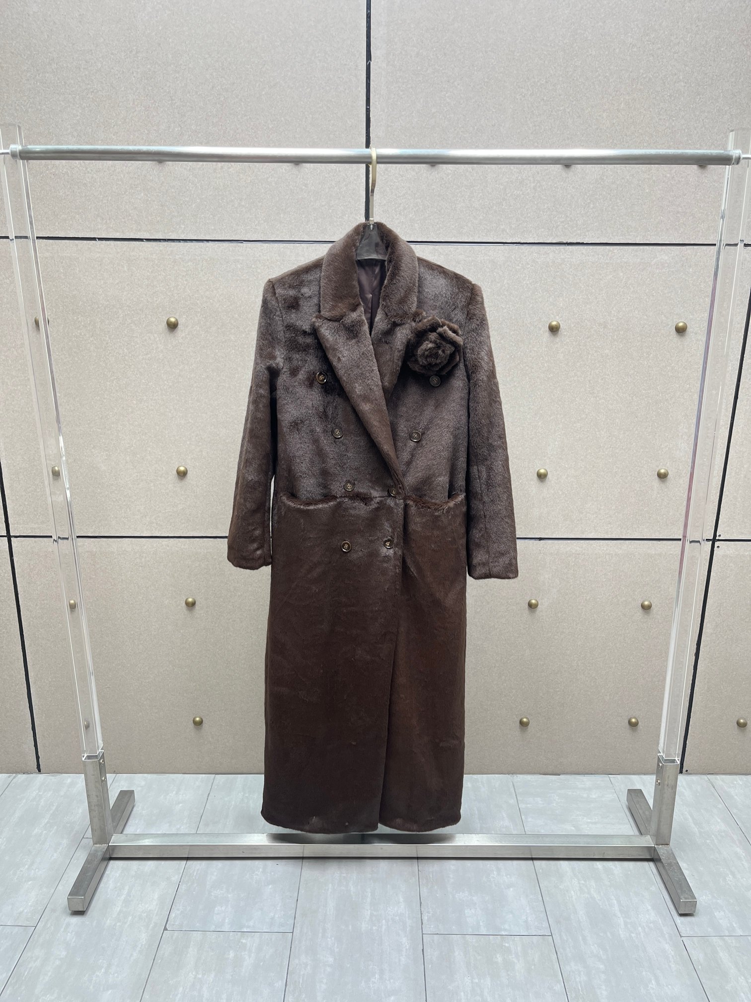 NO:567113,Fur coat with dust bag corsage!  Smooth fiber plush fabric, delicate and silky to the touch.SML,,alexander wang19860909配防尘袋胸花皮草大衣！顺滑纤维毛绒面料,触感细腻柔滑.SML,,alexander wang,Women's clothing