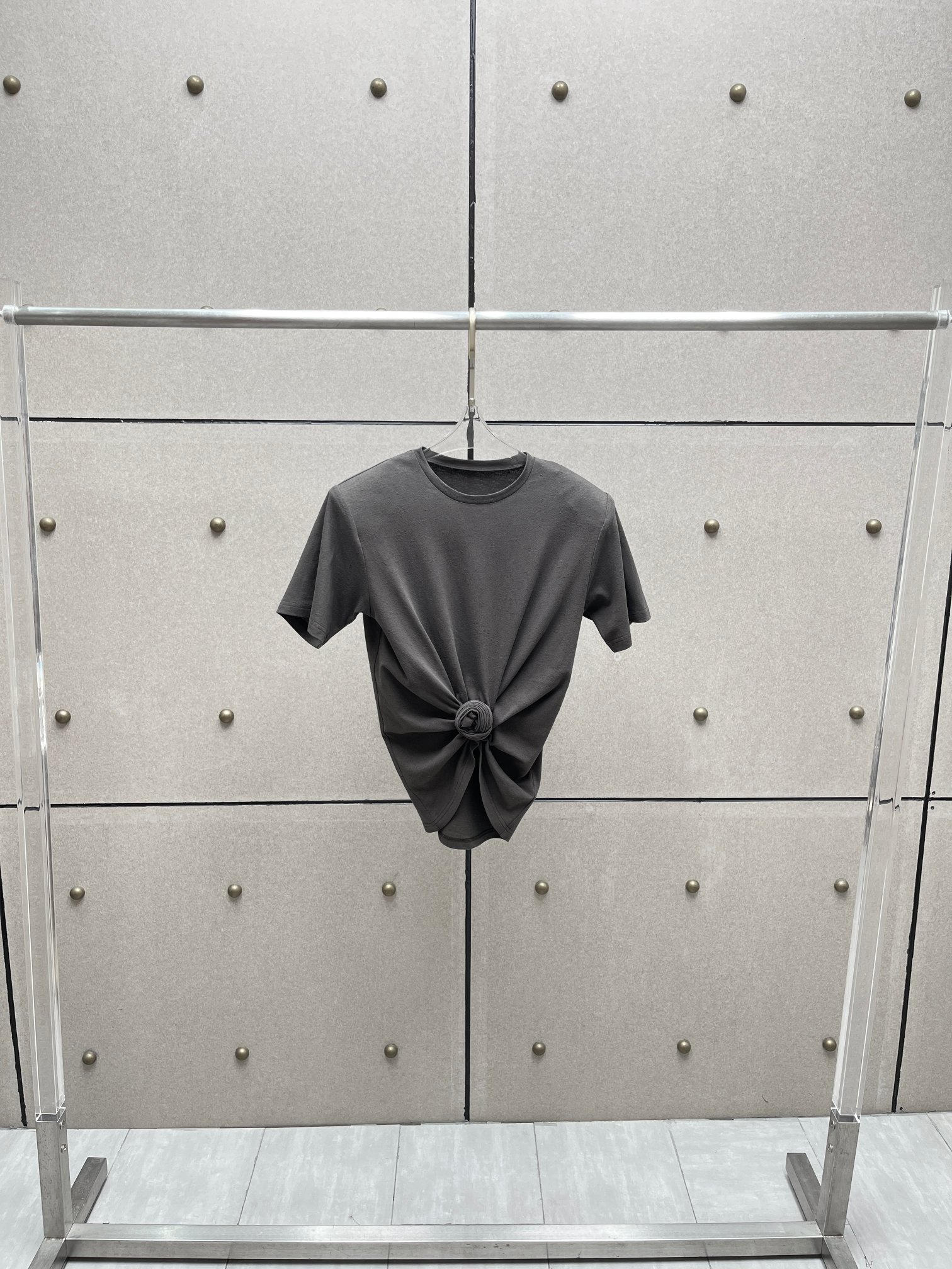 NO:591982,Knotted shoulder pad T-shirt!  Silk and linen blend, dyed, washed and aged effect SML,,tees,t-shirt,alexander wang19860909打结纽花垫肩T恤！蚕丝亚麻混纺,染色洗水做旧效果 SML,,tees，t-shirt,alexander wang,Women's clothing