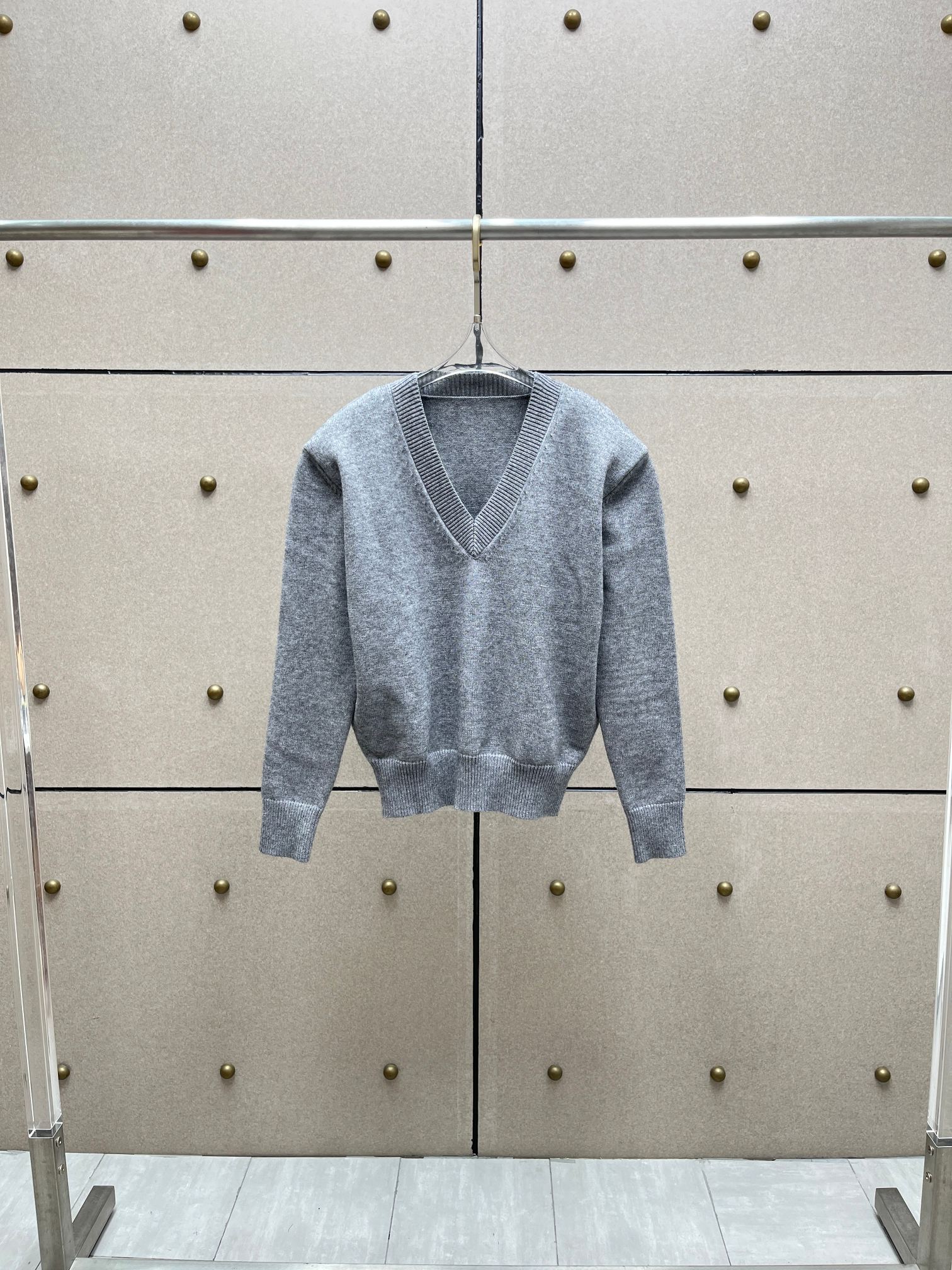 NO:695532,Oversized shoulder-padded V-neck sweater!  SML,,sweaters,19860909廓形垫肩V领毛衣！SML,,sweaters,,Women's clothing