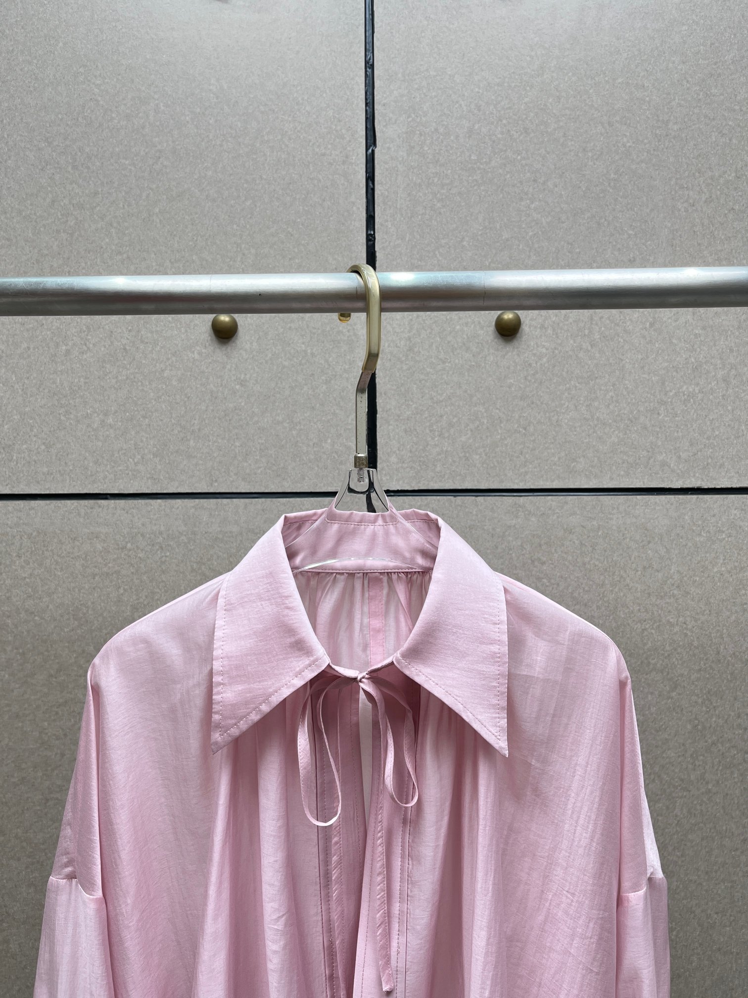 ❤️春季新色翻领收褶系带上衣！天丝面料 珠光感 宽松 百搭神器。SML