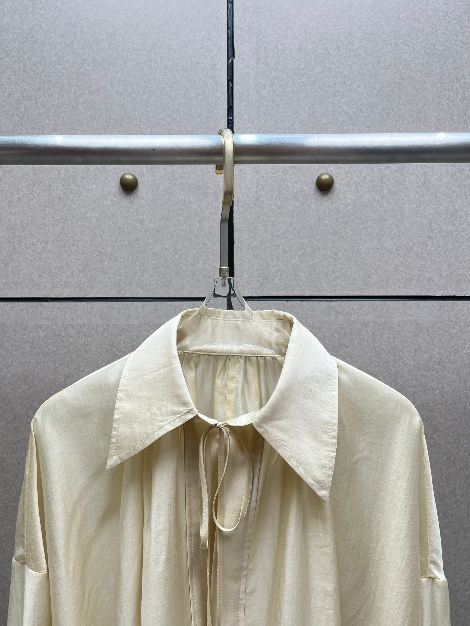 ❤️春季新色翻领收褶系带上衣！天丝面料 珠光感 宽松 百搭神器。SML