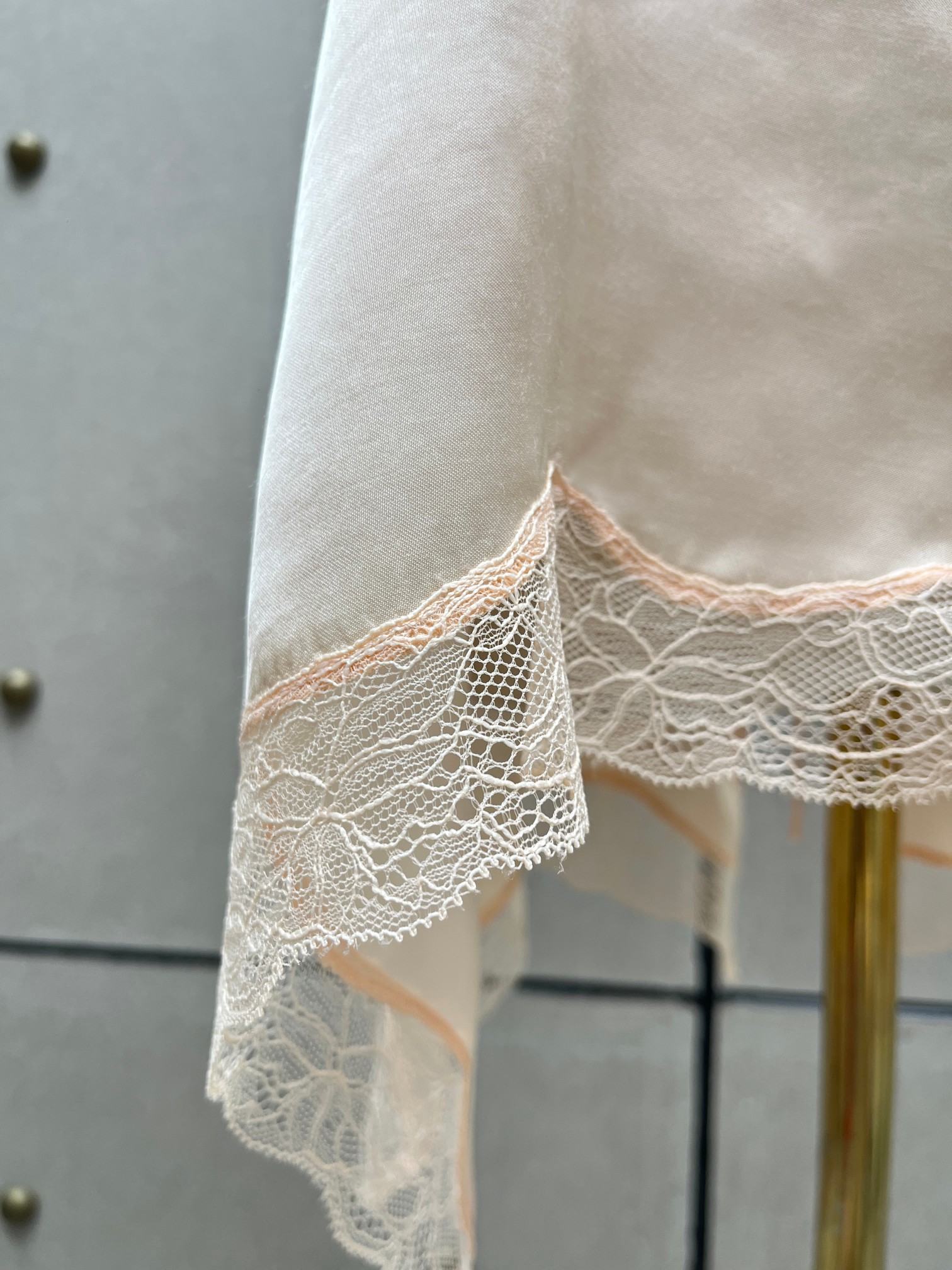 ❤️胸花蕾丝边露背上衣！定制染色丝质面料 两色 SML