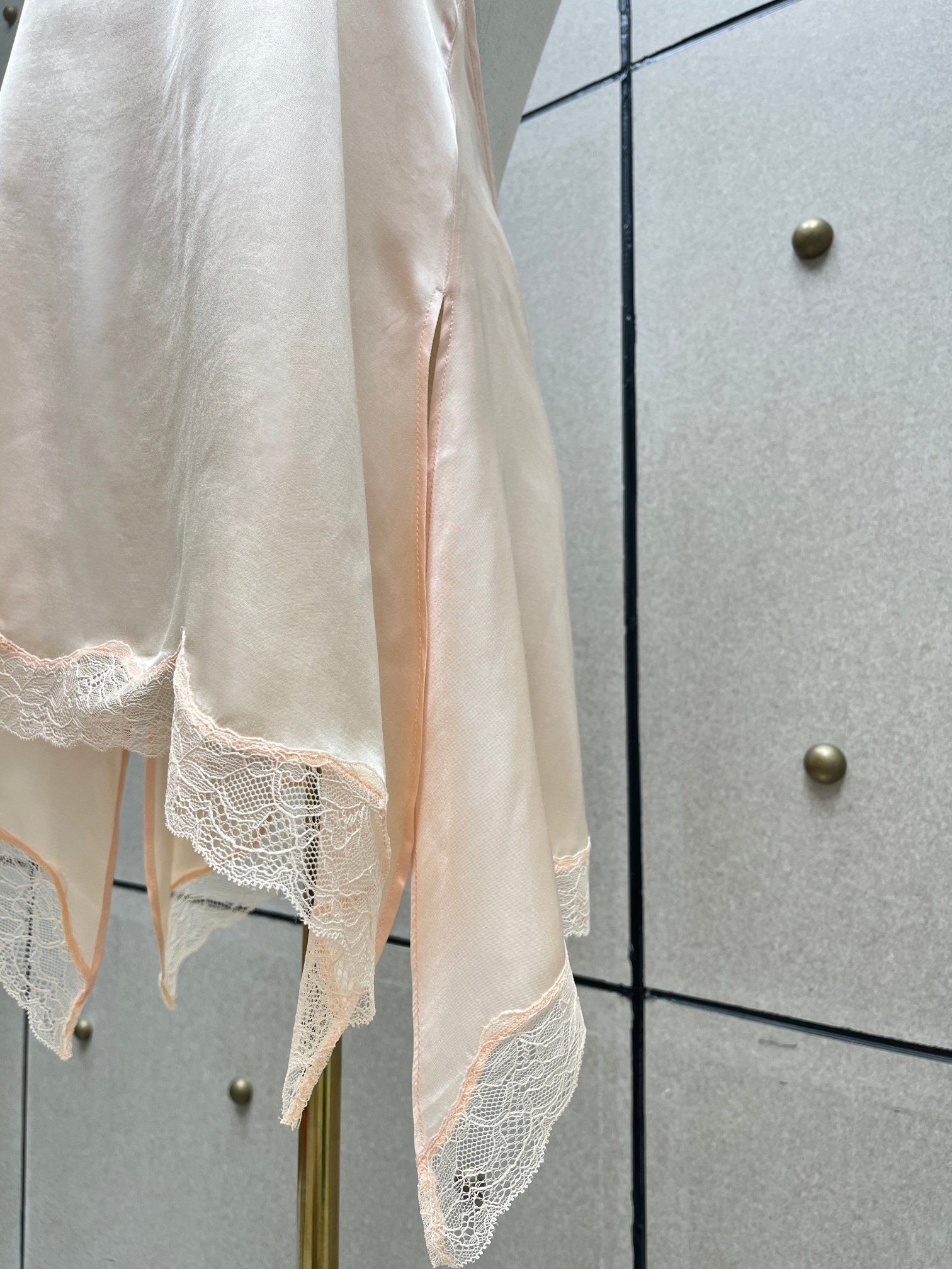 ❤️胸花蕾丝边露背上衣！定制染色丝质面料 两色 SML