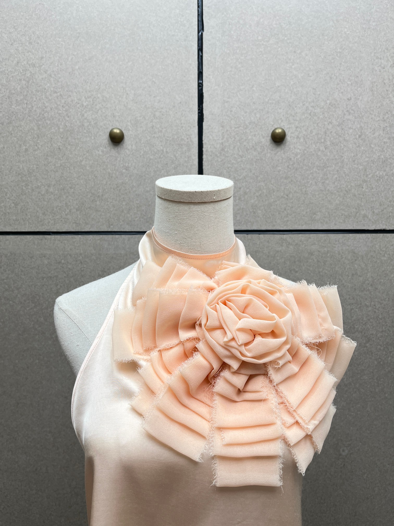 ❤️胸花蕾丝边露背上衣！定制染色丝质面料 两色 SML