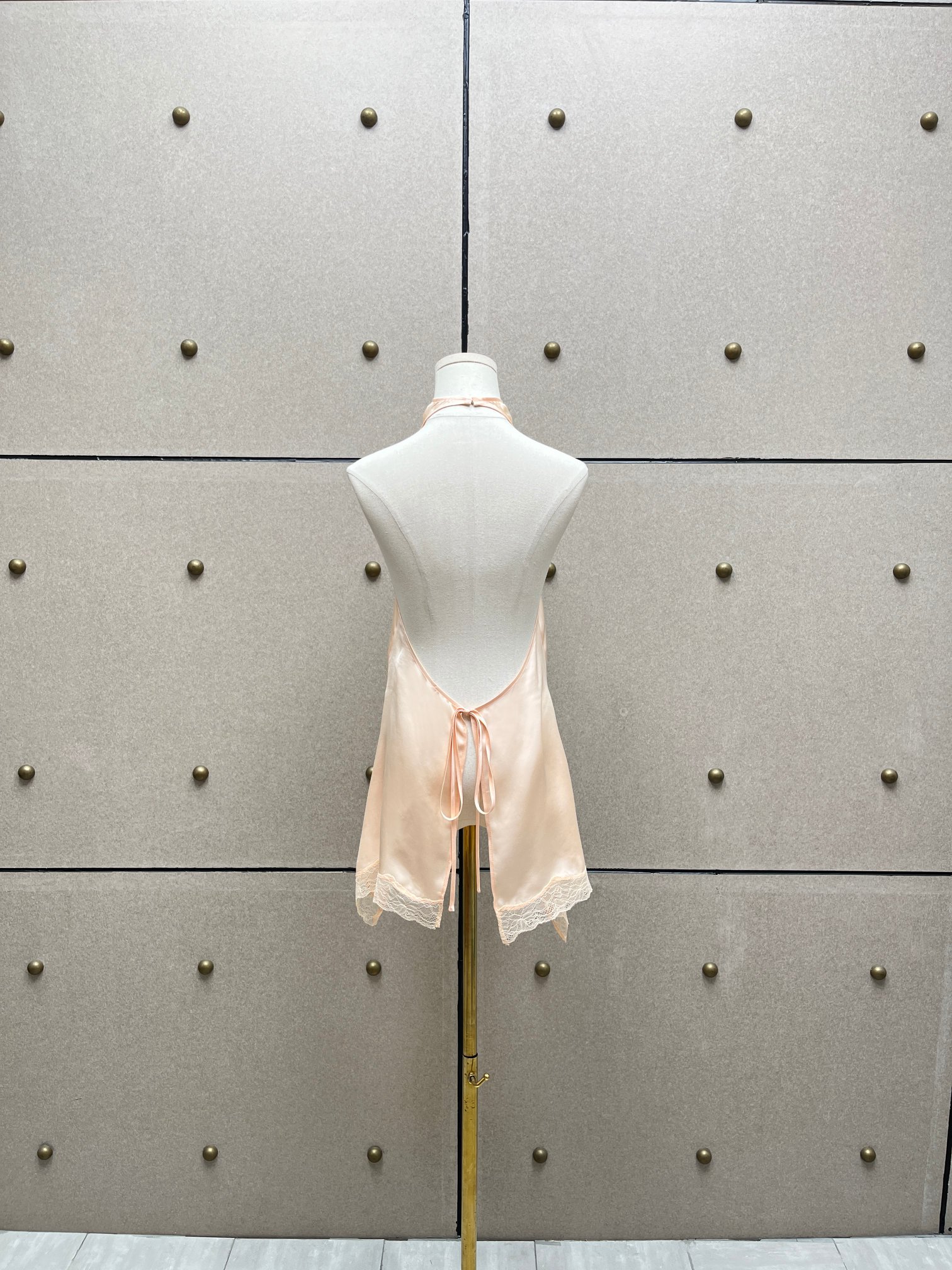 ❤️胸花蕾丝边露背上衣！定制染色丝质面料 两色 SML