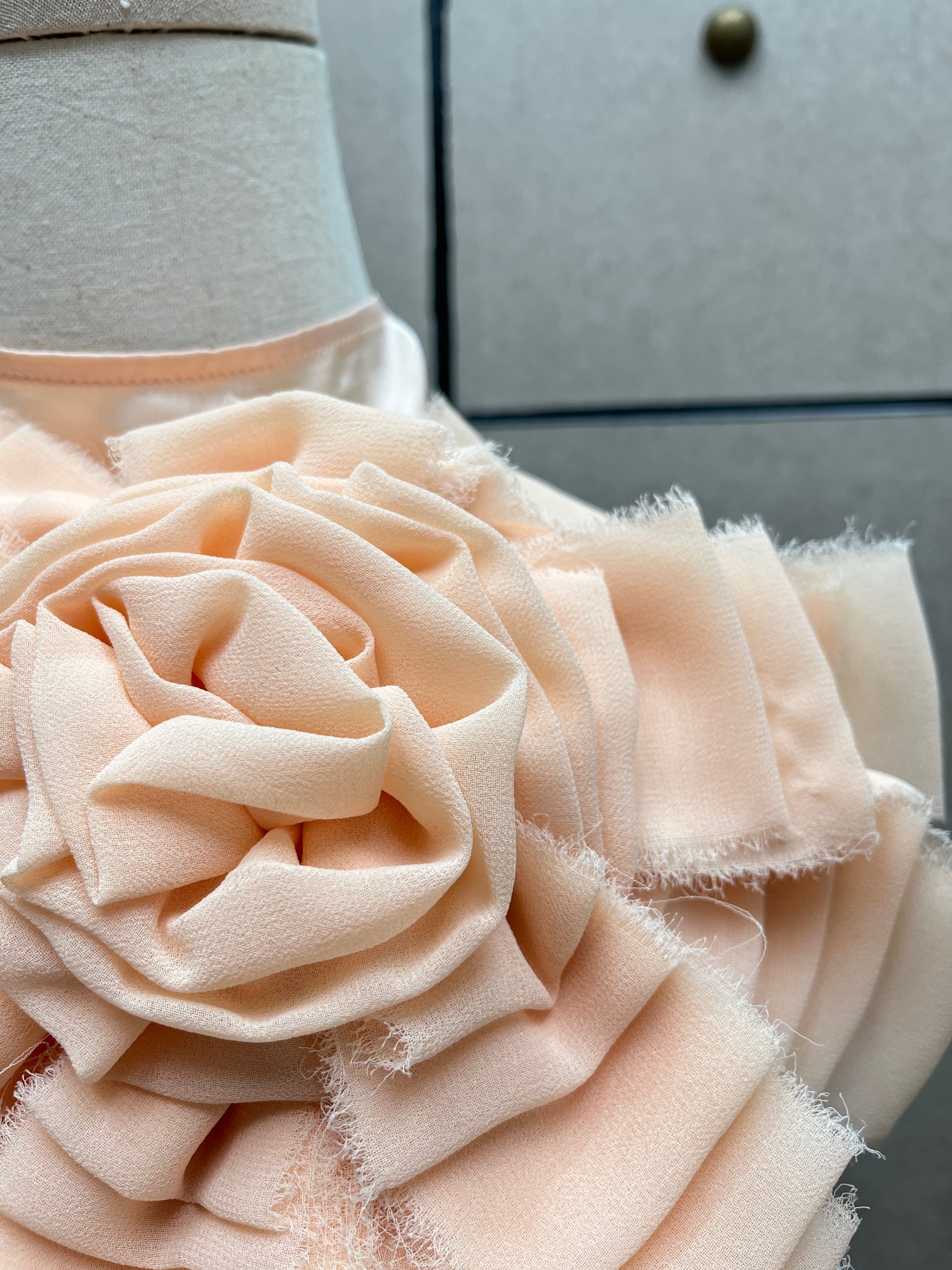 ❤️胸花蕾丝边露背上衣！定制染色丝质面料 两色 SML