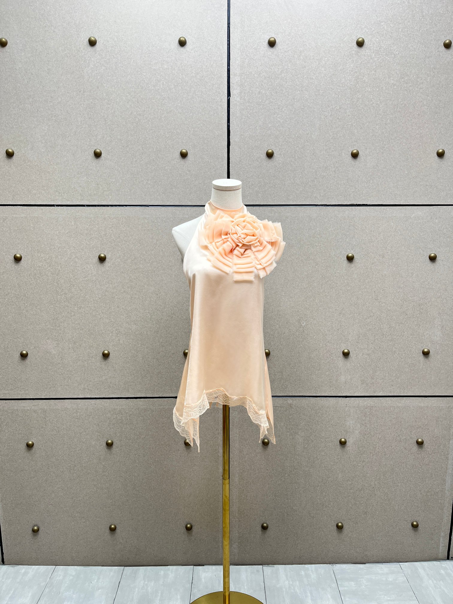 ❤️胸花蕾丝边露背上衣！定制染色丝质面料 两色 SML