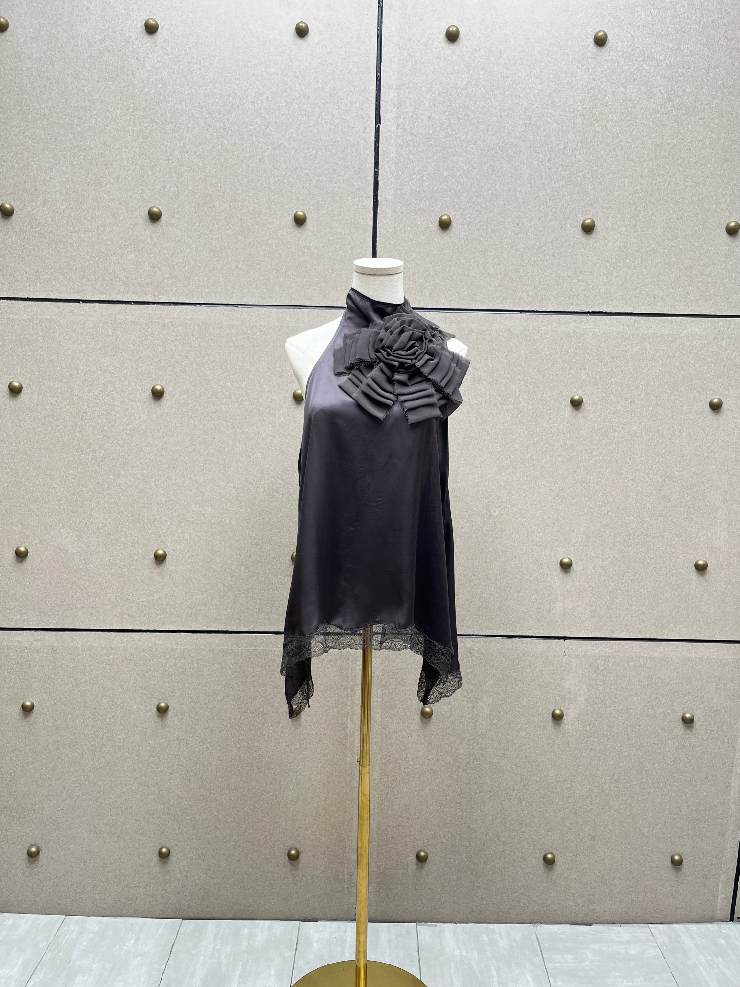 ❤️胸花蕾丝边露背上衣！定制染色丝质面料 两色 SML