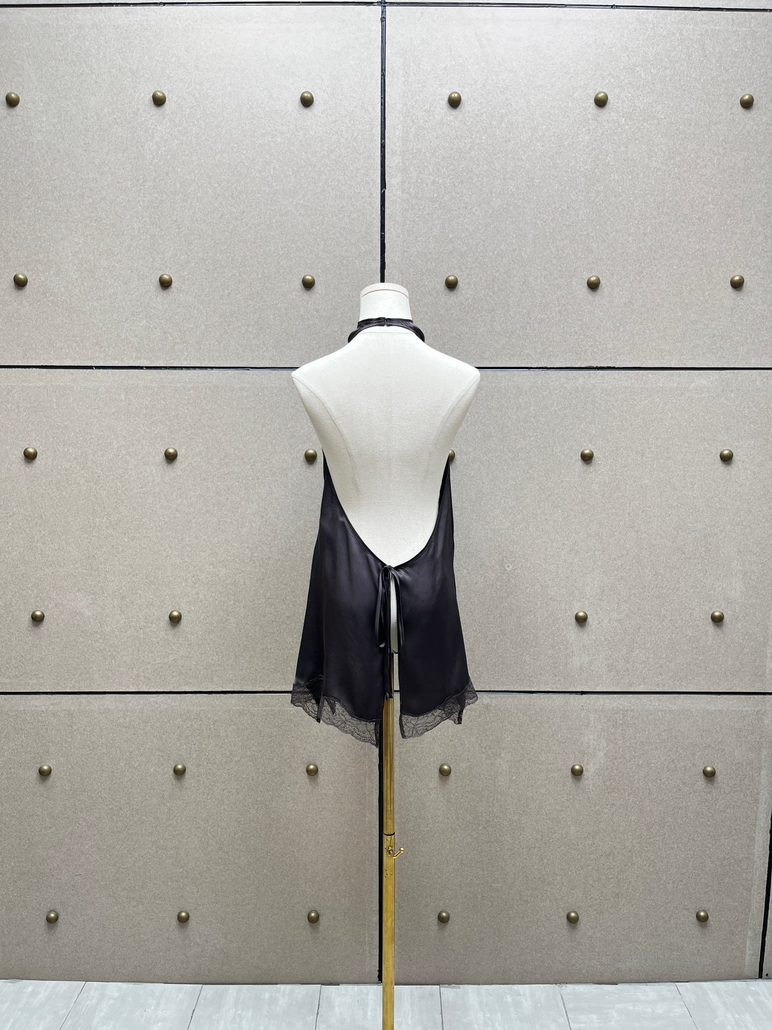 ❤️胸花蕾丝边露背上衣！定制染色丝质面料 两色 SML