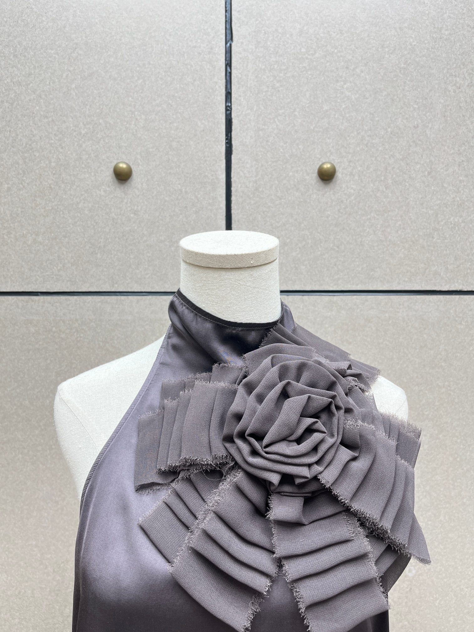 ❤️胸花蕾丝边露背上衣！定制染色丝质面料 两色 SML