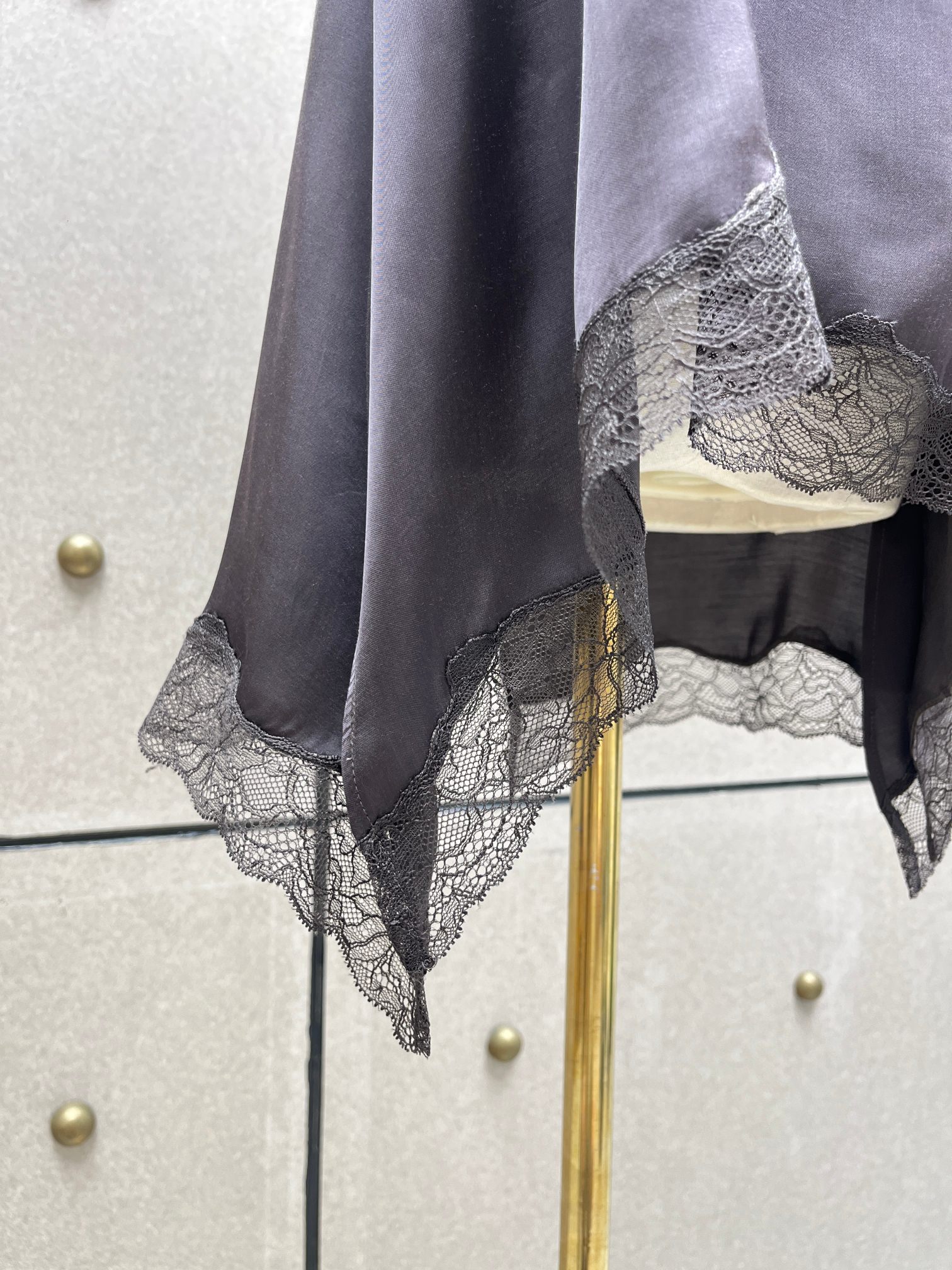 ❤️胸花蕾丝边露背上衣！定制染色丝质面料 两色 SML