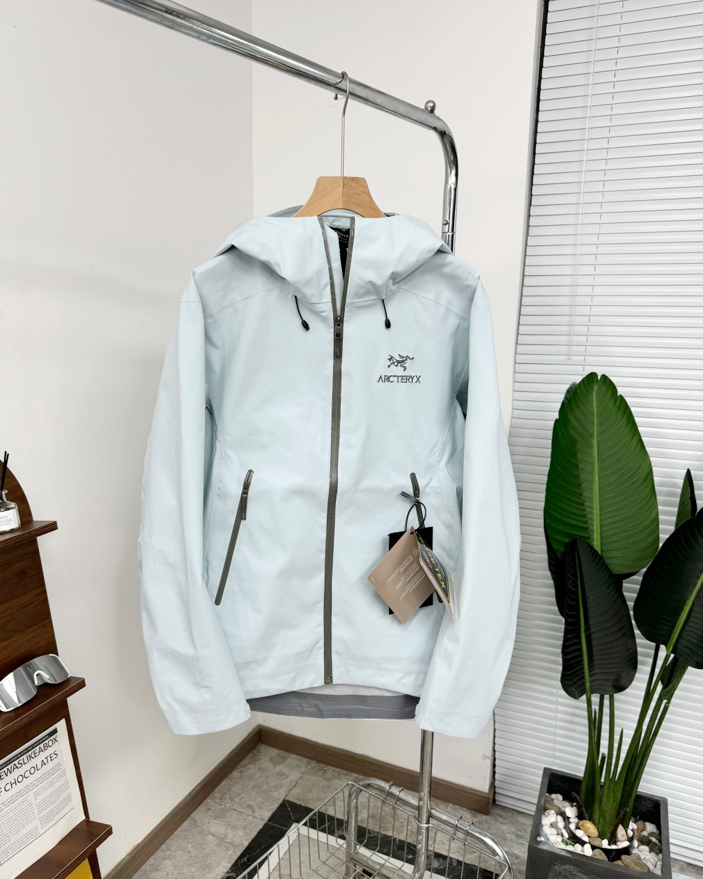 Arc’teryx BETA LT Jacket: Lightweight, Waterproof, and Versatile Mountain Gear - 图片 6