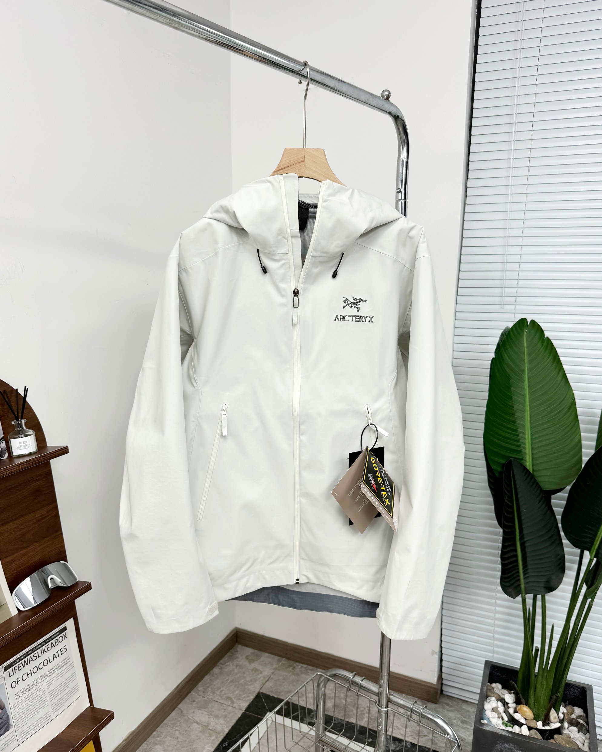 Arc’teryx BETA LT Jacket: Lightweight, Waterproof, and Versatile Mountain Gear - 图片 3