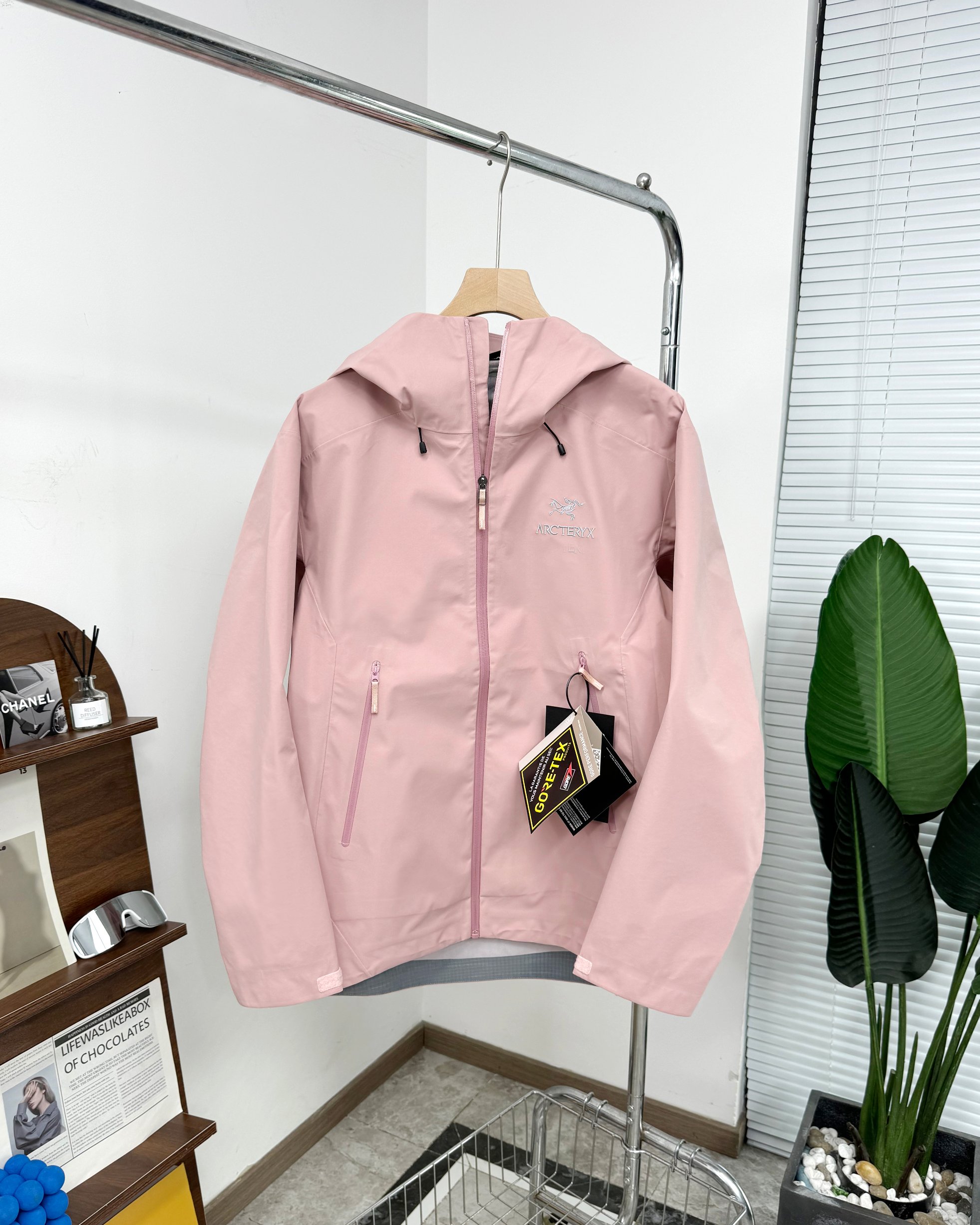 Arc’teryx BETA LT Jacket: Lightweight, Waterproof, and Versatile Mountain Gear - 图片 4