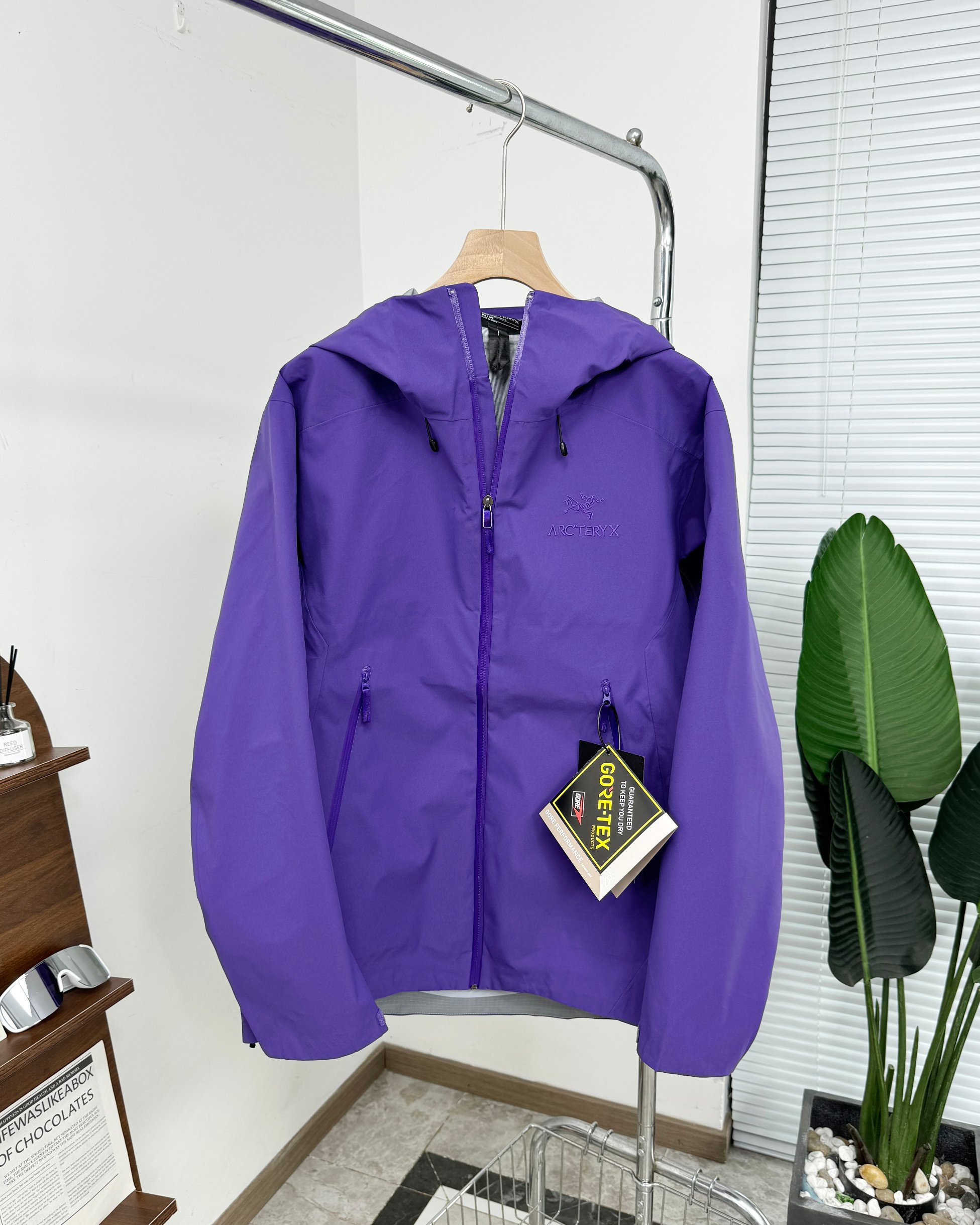 Arc’teryx BETA LT Jacket: Lightweight, Waterproof, and Versatile Mountain Gear - 图片 5