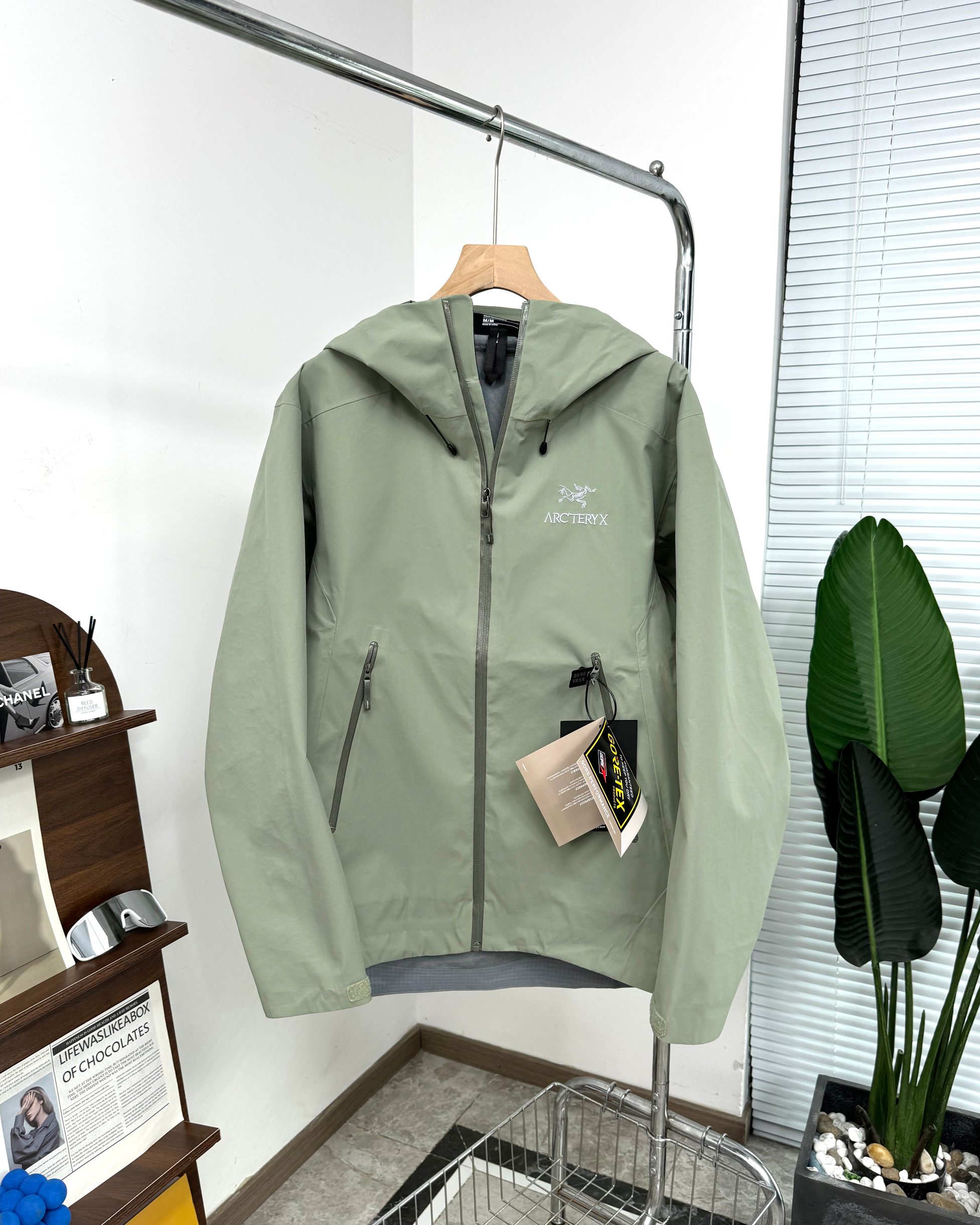 Arc’teryx BETA LT Jacket: Lightweight, Waterproof, and Versatile Mountain Gear - 图片 9