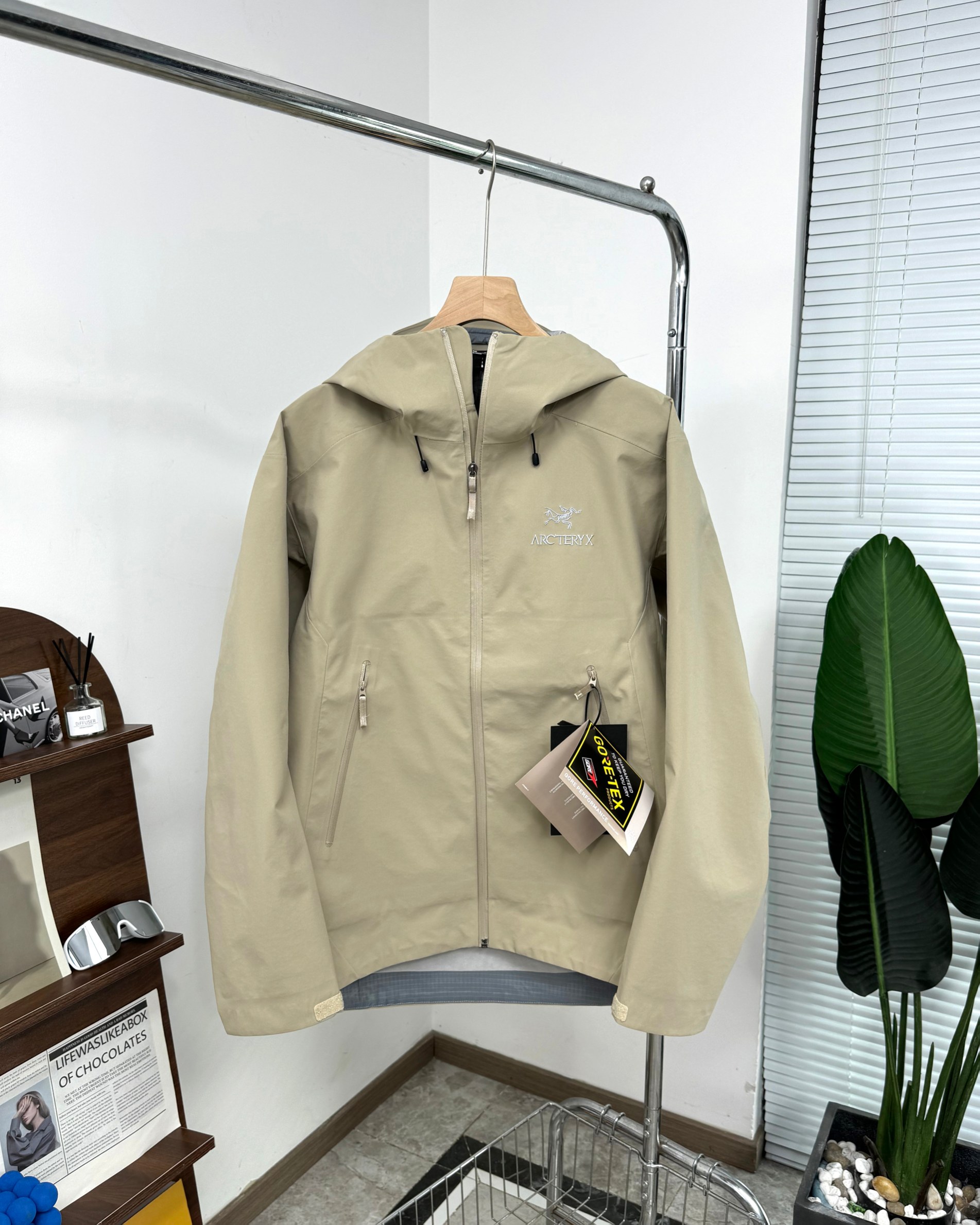 Arc’teryx BETA LT Jacket: Lightweight, Waterproof, and Versatile Mountain Gear - 图片 8