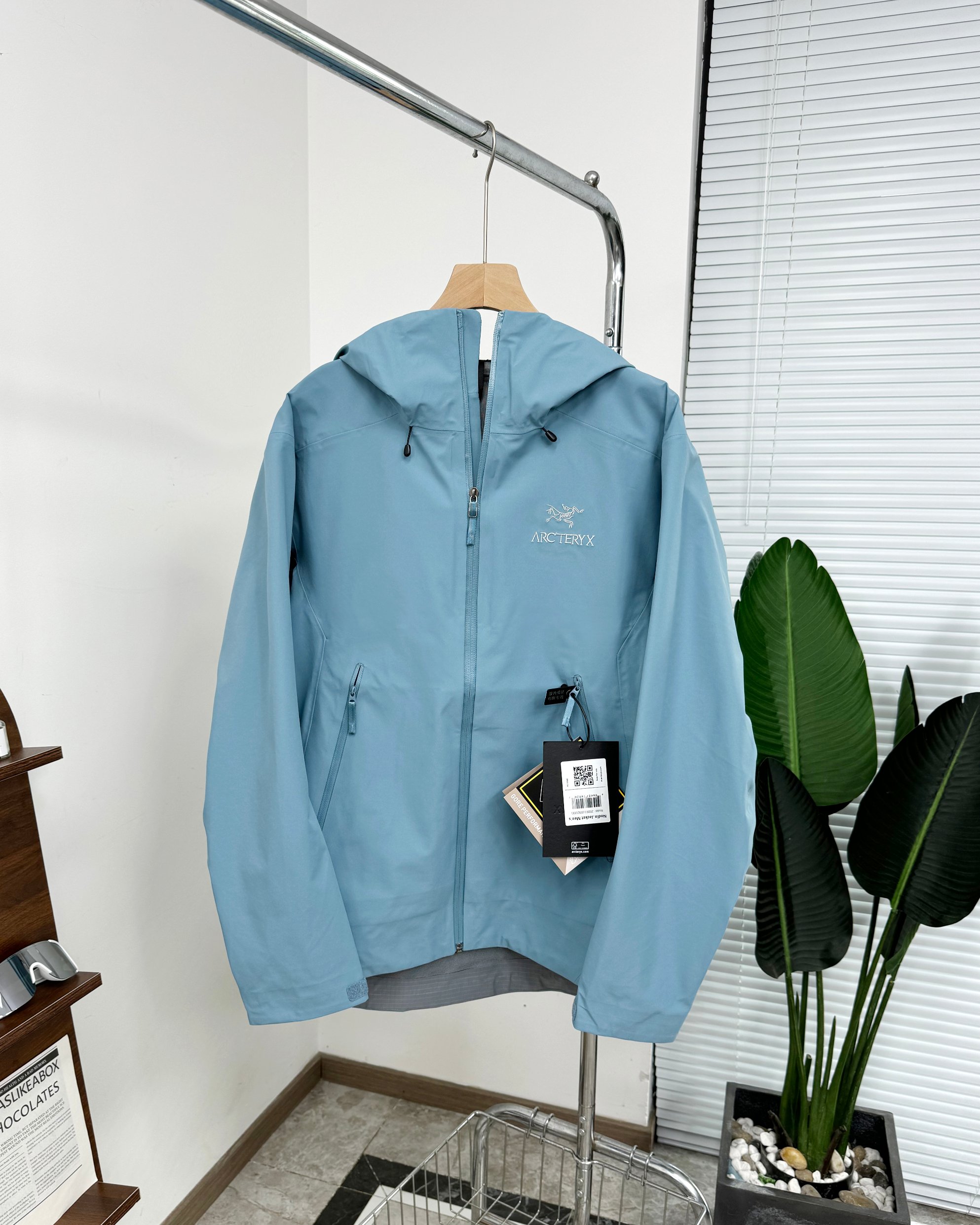 Arc’teryx BETA LT Jacket: Lightweight, Waterproof, and Versatile Mountain Gear - 图片 7