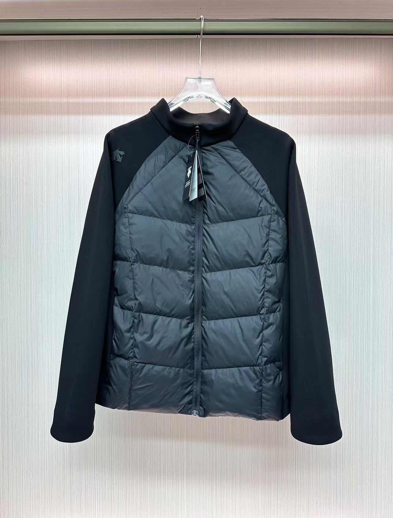 🛒购物价:240💰『轻薄羽绒服系列』国标90白鸭绒填充,高版本主推款,原标吊牌,安欣(张译)同款迪桑特轻量拼接羽绒服
【DESCENTE /迪桑特 TRAINING系列 轻盈保暖 纯色立领轻薄短款羽绒服】
柜子在售¥3000➕ 版型立体上身有型 目前穿过最舒服的羽绒服 没有之一
Ds/迪桑特24秋冬新款!安欣同款90%新国标白鸭绒!
男士时尚休闲百搭拼接立领羽绒服!掌柜力荐!独家发售!太赞啦!全新升级板!G网门店同步!90%新国标白鸭绒填充!优质大朵绒!防风保暖!四层锁绒双层胆布!严防钻绒跑毛!简约小立领+拼接袖设计!袖口内里都是加厚设计!手感柔软细腻亲肤舒适极了!日常通勤穿搭居家 外出都能轻松驾驭!喜欢的不要错过!
颜色:黑色
尺码:M-4XL
m连肩袖86胸围108衣长65
L连肩袖88胸围112衣长67
xl连肩袖90胸围116衣长69
2xl连肩袖92胸围120衣长71
3xl连肩袖94胸围124衣长73
4xl连肩袖94.5胸围138衣长73.5
身高体重推荐 店主身高175 体重140试穿XL 合身/不宽松
m(155-165 90-100斤)
L(165-170 110-130斤)
XL(170-175 130-150斤)
XXL(175-180 150-170斤)
3XL(180-240 170-190斤)
4XL(240-190 190-210斤)