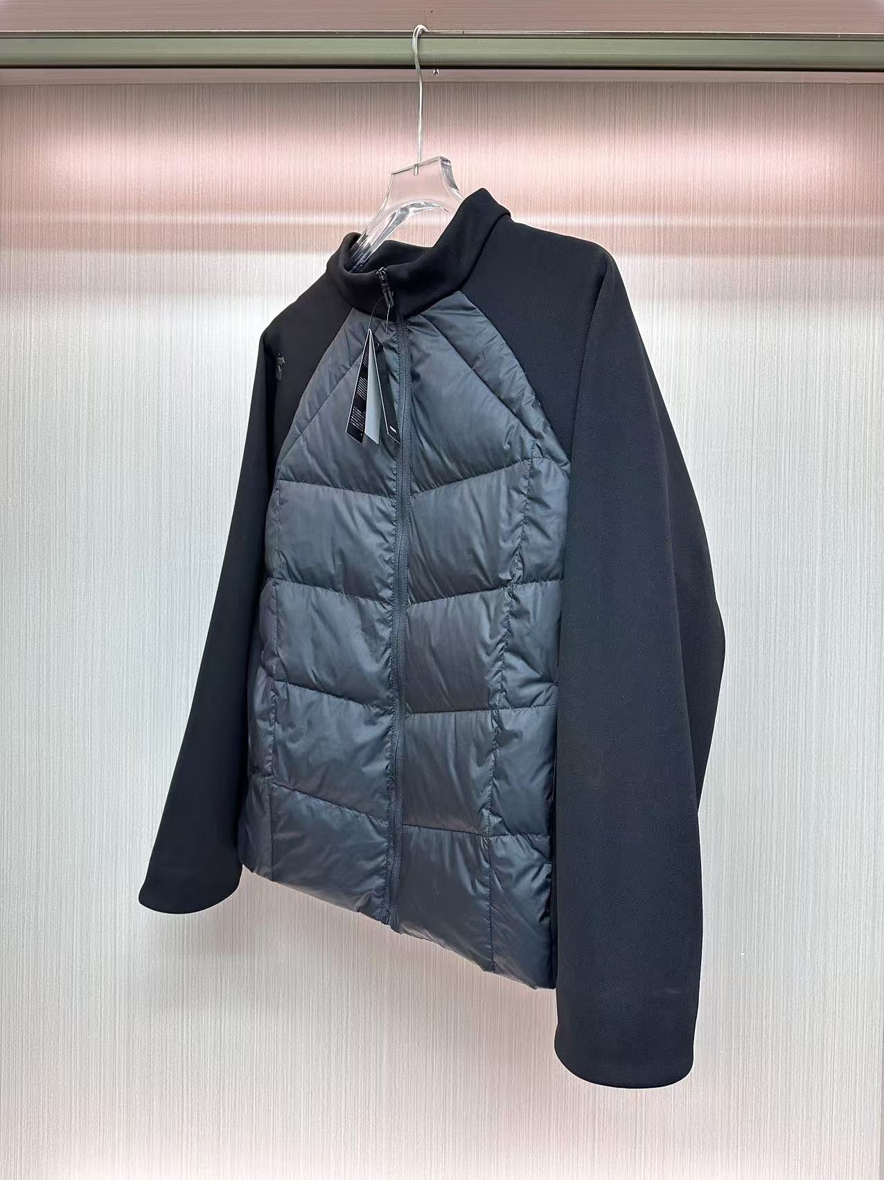 🛒购物价:240💰『轻薄羽绒服系列』国标90白鸭绒填充,高版本主推款,原标吊牌,安欣(张译)同款迪桑特轻量拼接羽绒服
【DESCENTE /迪桑特 TRAINING系列 轻盈保暖 纯色立领轻薄短款羽绒服】
柜子在售¥3000➕ 版型立体上身有型 目前穿过最舒服的羽绒服 没有之一
Ds/迪桑特24秋冬新款!安欣同款90%新国标白鸭绒!
男士时尚休闲百搭拼接立领羽绒服!掌柜力荐!独家发售!太赞啦!全新升级板!G网门店同步!90%新国标白鸭绒填充!优质大朵绒!防风保暖!四层锁绒双层胆布!严防钻绒跑毛!简约小立领+拼接袖设计!袖口内里都是加厚设计!手感柔软细腻亲肤舒适极了!日常通勤穿搭居家 外出都能轻松驾驭!喜欢的不要错过!
颜色:黑色
尺码:M-4XL
m连肩袖86胸围108衣长65
L连肩袖88胸围112衣长67
xl连肩袖90胸围116衣长69
2xl连肩袖92胸围120衣长71
3xl连肩袖94胸围124衣长73
4xl连肩袖94.5胸围138衣长73.5
身高体重推荐 店主身高175 体重140试穿XL 合身/不宽松
m(155-165 90-100斤)
L(165-170 110-130斤)
XL(170-175 130-150斤)
XXL(175-180 150-170斤)
3XL(180-240 170-190斤)
4XL(240-190 190-210斤)