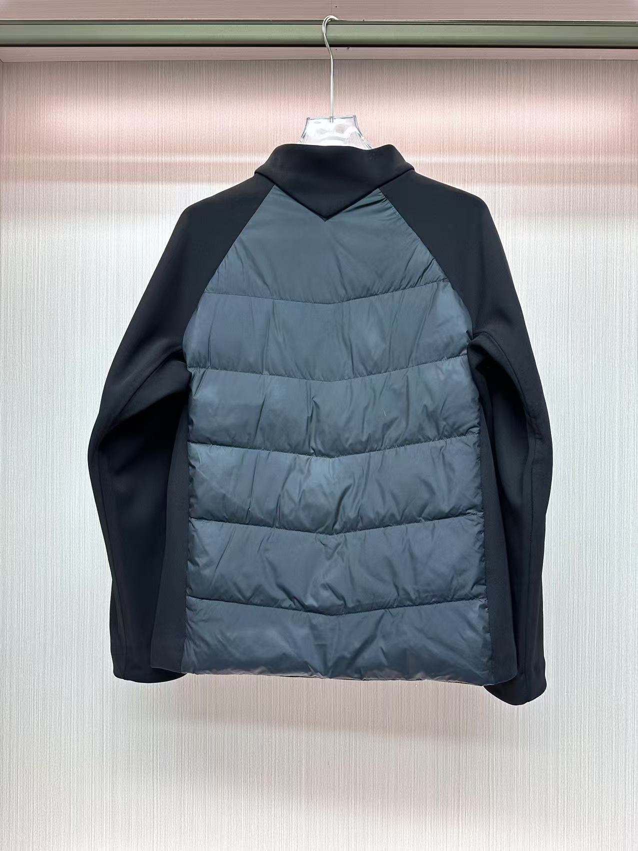 🛒购物价:240💰『轻薄羽绒服系列』国标90白鸭绒填充,高版本主推款,原标吊牌,安欣(张译)同款迪桑特轻量拼接羽绒服
【DESCENTE /迪桑特 TRAINING系列 轻盈保暖 纯色立领轻薄短款羽绒服】
柜子在售¥3000➕ 版型立体上身有型 目前穿过最舒服的羽绒服 没有之一
Ds/迪桑特24秋冬新款!安欣同款90%新国标白鸭绒!
男士时尚休闲百搭拼接立领羽绒服!掌柜力荐!独家发售!太赞啦!全新升级板!G网门店同步!90%新国标白鸭绒填充!优质大朵绒!防风保暖!四层锁绒双层胆布!严防钻绒跑毛!简约小立领+拼接袖设计!袖口内里都是加厚设计!手感柔软细腻亲肤舒适极了!日常通勤穿搭居家 外出都能轻松驾驭!喜欢的不要错过!
颜色:黑色
尺码:M-4XL
m连肩袖86胸围108衣长65
L连肩袖88胸围112衣长67
xl连肩袖90胸围116衣长69
2xl连肩袖92胸围120衣长71
3xl连肩袖94胸围124衣长73
4xl连肩袖94.5胸围138衣长73.5
身高体重推荐 店主身高175 体重140试穿XL 合身/不宽松
m(155-165 90-100斤)
L(165-170 110-130斤)
XL(170-175 130-150斤)
XXL(175-180 150-170斤)
3XL(180-240 170-190斤)
4XL(240-190 190-210斤)