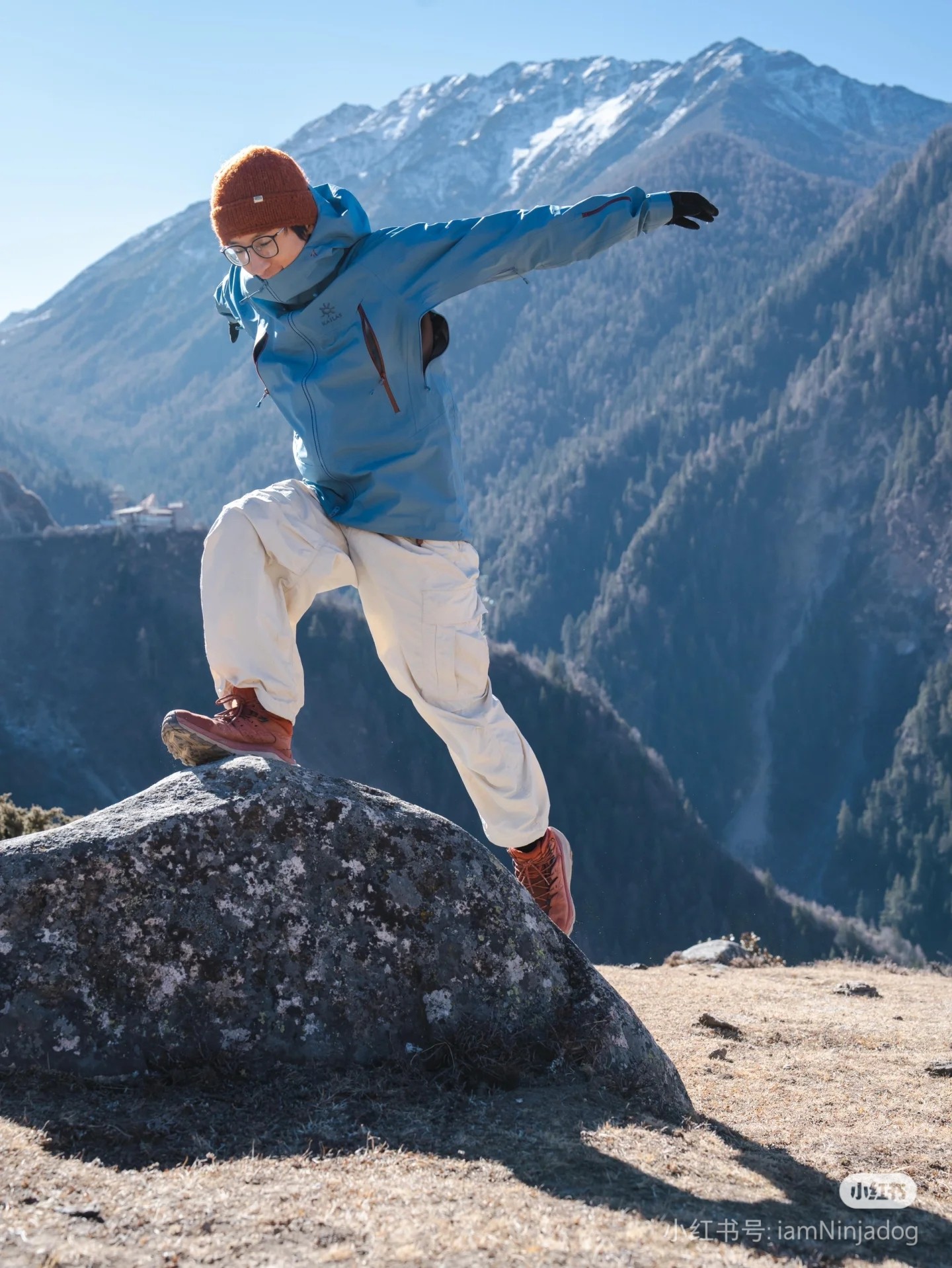 # 云水蓝模特图供💰250(九色齐发 顶级版本)
《KAILAS/凯乐石博格达 LT户外压胶连帽冲锋衣v领登山透气防风防水硬壳冲锋衣》
1️⃣凯乐石全新硬壳冲锋衣夹克,gtx 户外防水硬壳向导级冲锋衣,机能夹克。
户外天花板级别的凯乐石
2️⃣海外柜子8k出头的价格也抵挡不住大家的喜爱,爆火的颜色柜里也是一件难求~
防风防雨又耐磨,适合户外的各种运动。
硬壳全压胶冲锋衣夹克,平台可是吹爆了这款单层压胶冲锋衣。
3️⃣硬壳冲锋衣 面料柔软 舒适性强 腋下有透气拉链。
秋秋季户外活动 抗风防雨 功能性强大。
即使你要去户外登山 徒步 旅游,这款可以做到全天候的身体防护。
4️⃣gore tex防水功能性面料,即使多次洗涤外层渗腋下透气拉链可以做到保温和散湿的功能。
全压胶,内里见不到一条明线!印花的logo字母,工整完美。
5️⃣而袖口的魔术贴楼可以做到随意调节。
⚠️⚠️前短后长的设计,可以完美达到包臀的效果。
6️⃣帽子上搭配了弹力拉绳,机车运动时可以做到贴合面部,完全闭风。
颜色:极地黑 少女粉 以太蓝 龙胆紫 浩渺灰 抹茶绿 云水蓝 象牙白 活力橙
尺码:S-XXXL
S 衣长 68 胸围 110 肩宽45
M 衣长 70 胸围114 肩宽47
L 衣长72 胸围118 肩宽49
XL衣长76 胸围122 肩宽51
XXL 衣长78 胸围126 肩宽53
XXXL衣长80胸围130 肩宽55
身高体重 推荐
S(身高155—165 体重120以下)
m(身高165—170 体重120—140)
L(身高170—175 体重140—160)
XL(身高175—180 体重160—180)
XXL(身高180—185 体重180—200)
XXXL(身高185—190 体重200—220)