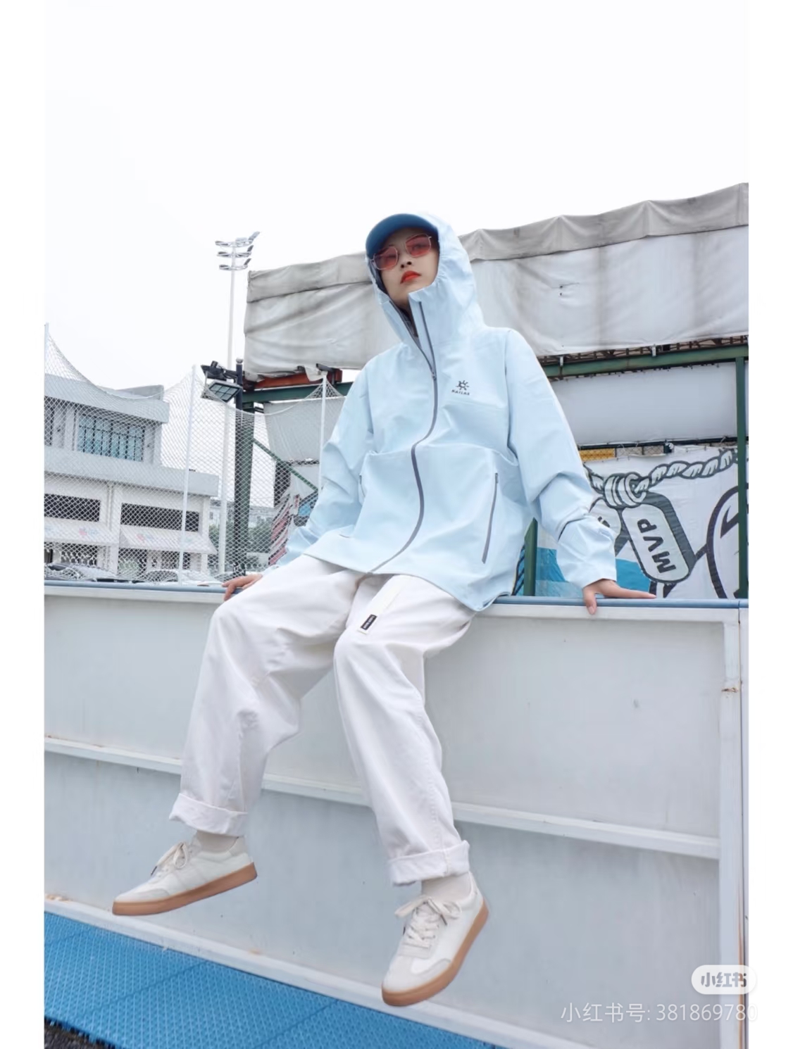 # 以太蓝模特图 💰250(九色齐发 顶级版本)
《KAILAS/凯乐石博格达 LT户外压胶连帽冲锋衣v领登山透气防风防水硬壳冲锋衣》
1️⃣凯乐石全新硬壳冲锋衣夹克,gtx 户外防水硬壳向导级冲锋衣,机能夹克。
户外天花板级别的凯乐石
2️⃣海外柜子8k出头的价格也抵挡不住大家的喜爱,爆火的颜色柜里也是一件难求~
防风防雨又耐磨,适合户外的各种运动。
硬壳全压胶冲锋衣夹克,平台可是吹爆了这款单层压胶冲锋衣。
3️⃣硬壳冲锋衣 面料柔软 舒适性强 腋下有透气拉链。
秋秋季户外活动 抗风防雨 功能性强大。
即使你要去户外登山 徒步 旅游,这款可以做到全天候的身体防护。
4️⃣gore tex防水功能性面料,即使多次洗涤外层渗腋下透气拉链可以做到保温和散湿的功能。
全压胶,内里见不到一条明线!印花的logo字母,工整完美。
5️⃣而袖口的魔术贴楼可以做到随意调节。
⚠️⚠️前短后长的设计,可以完美达到包臀的效果。
6️⃣帽子上搭配了弹力拉绳,机车运动时可以做到贴合面部,完全闭风。
颜色:极地黑 少女粉 以太蓝 龙胆紫 浩渺灰 抹茶绿 云水蓝 象牙白 活力橙
尺码:S-XXXL
S 衣长 68 胸围 110 肩宽45
M 衣长 70 胸围114 肩宽47
L 衣长72 胸围118 肩宽49
XL衣长76 胸围122 肩宽51
XXL 衣长78 胸围126 肩宽53
XXXL衣长80胸围130 肩宽55
身高体重 推荐
S(身高155—165 体重120以下)
m(身高165—170 体重120—140)
L(身高170—175 体重140—160)
XL(身高175—180 体重160—180)
XXL(身高180—185 体重180—200)
XXXL(身高185—190 体重200—220)